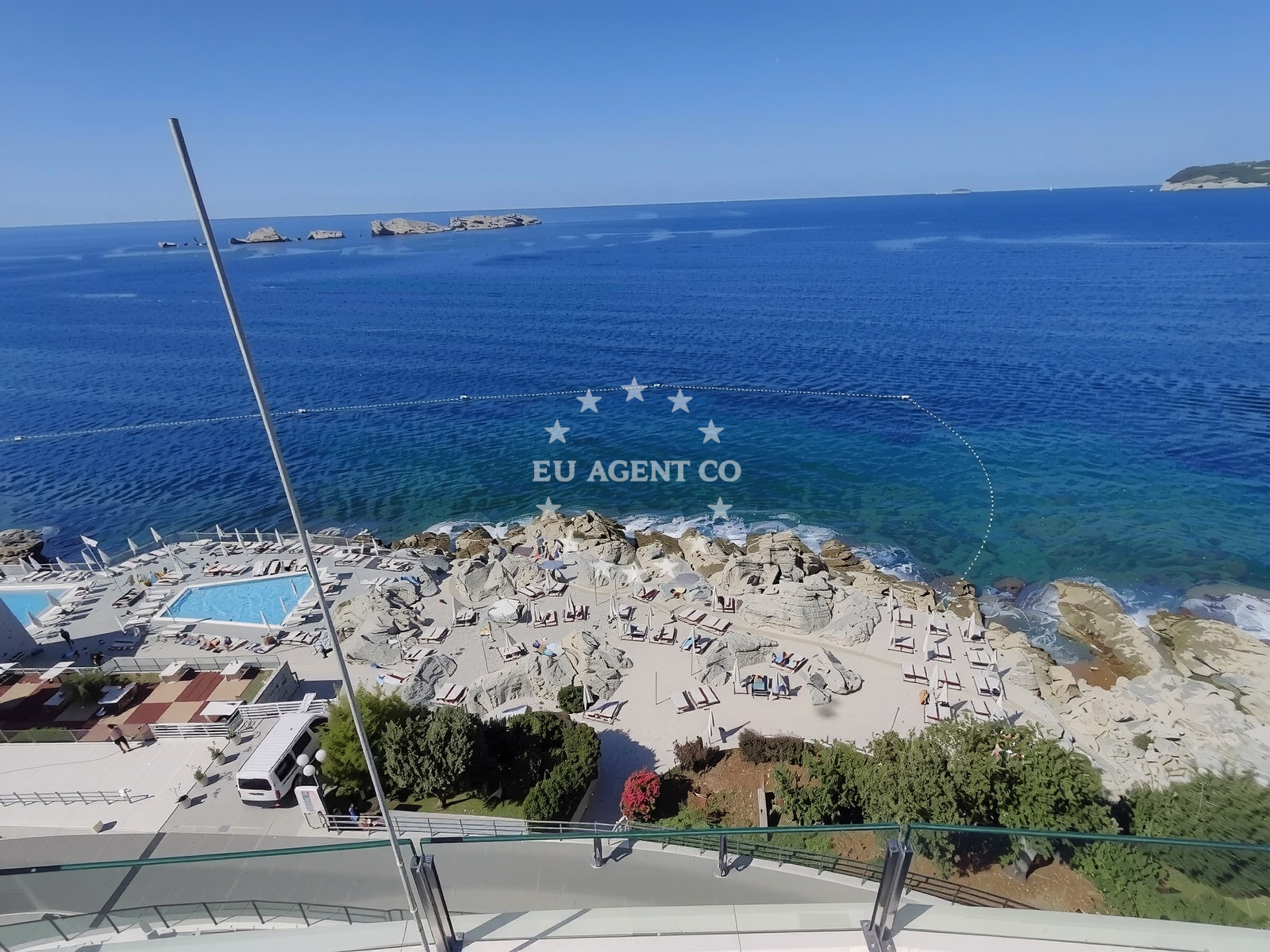 Beach facilities and surroundings at Plaza Neptun