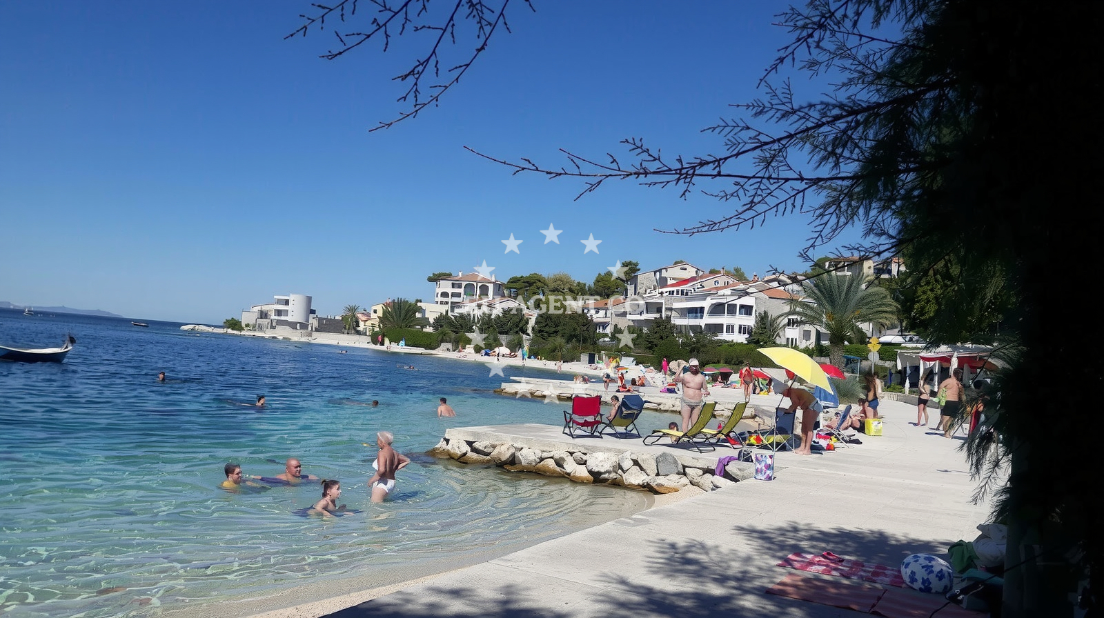 Shoreline and swimming area at Plaza Orij in , Sumpetar