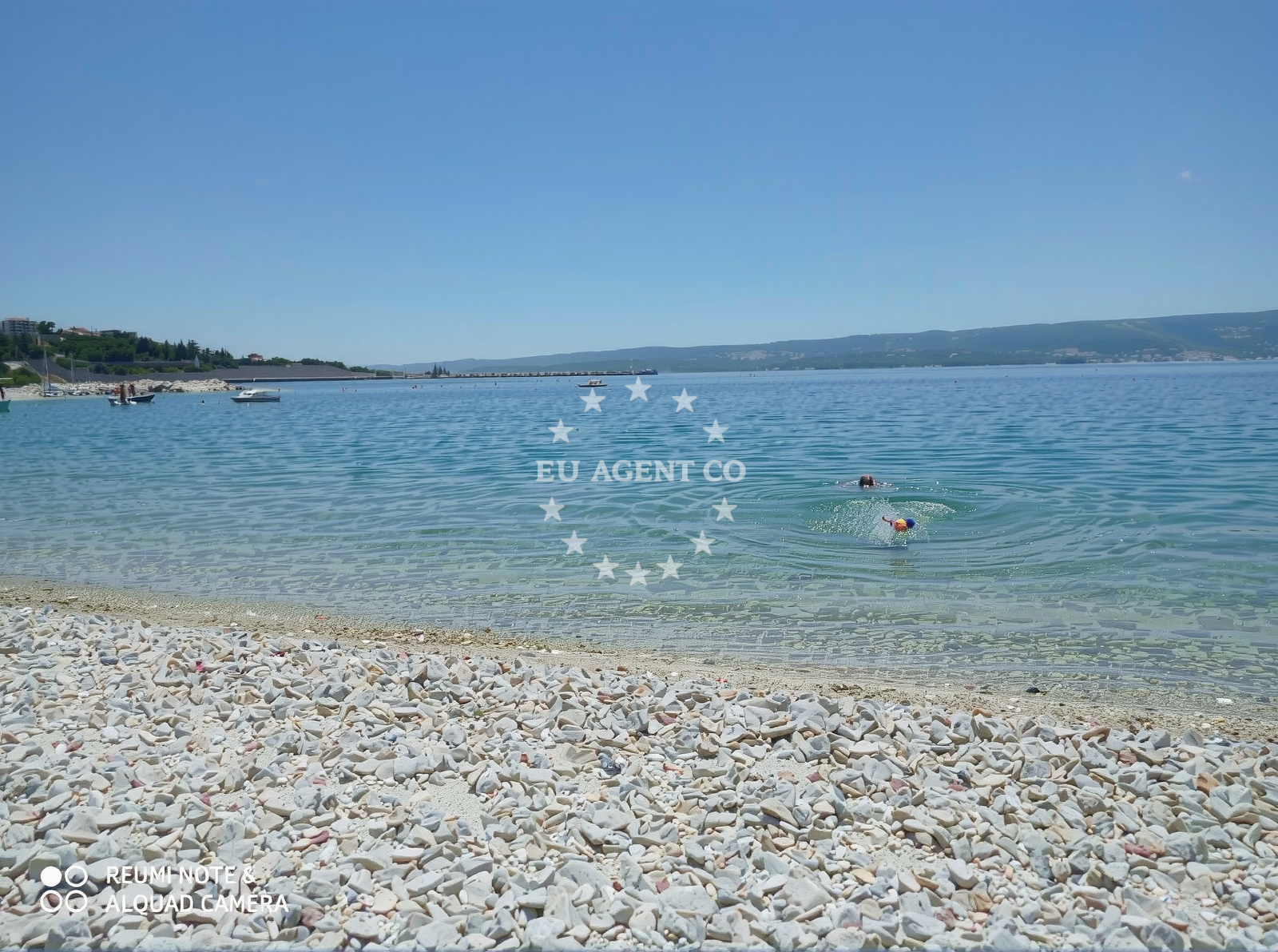 Beach facilities and surroundings at Plaza Orij in , Sumpetar