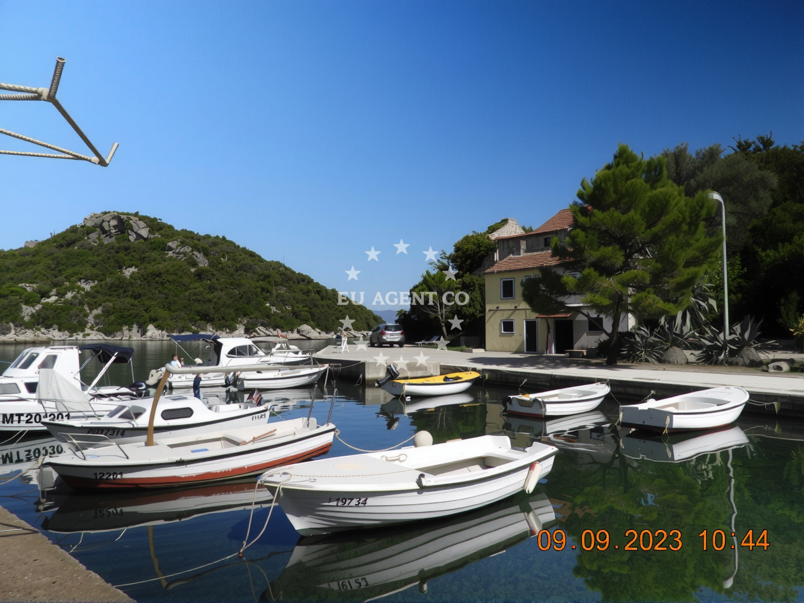Shoreline and swimming area at Plaza Osobjava in Kudinovi?i 35, Janjina