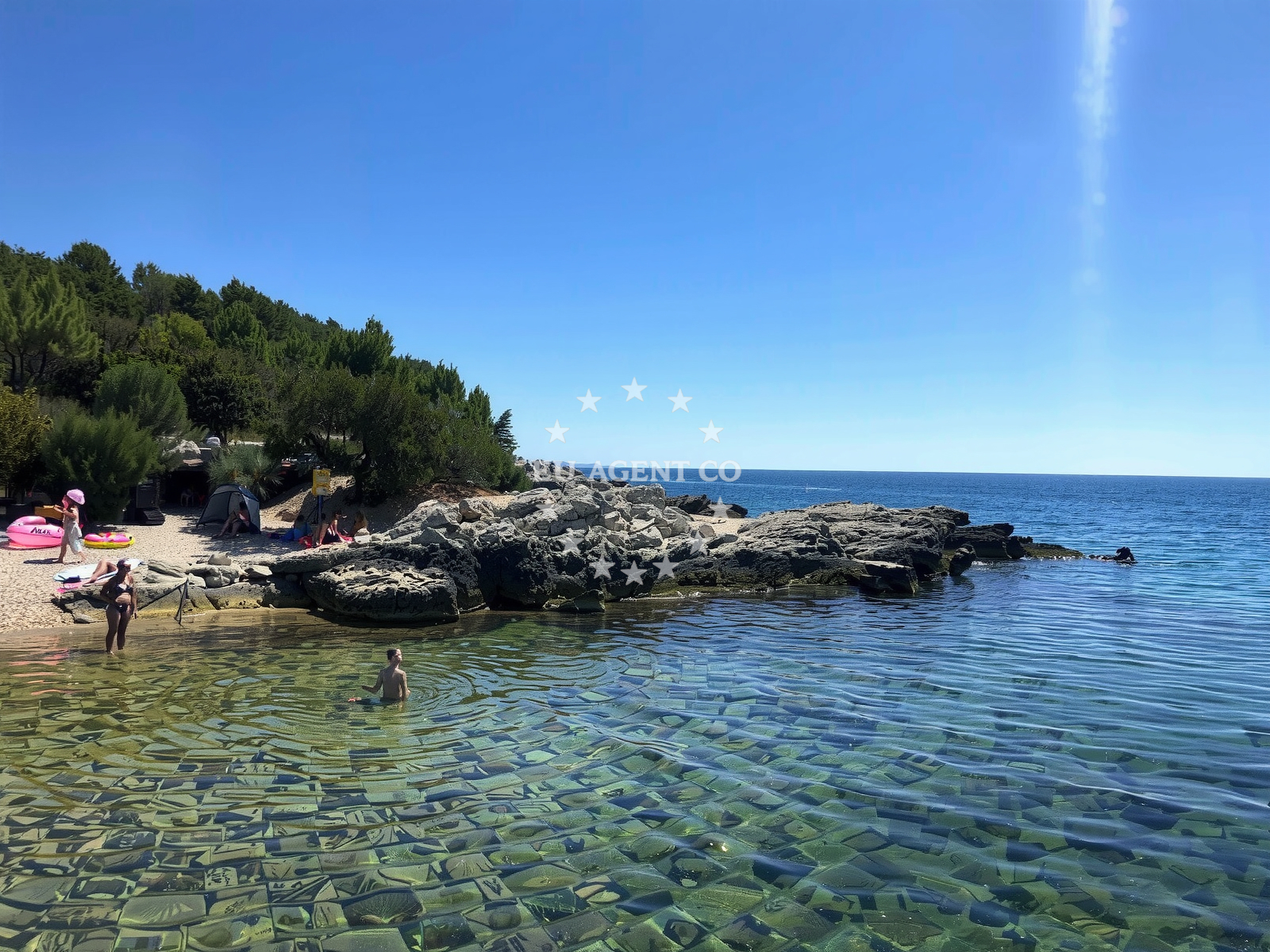 Shoreline and swimming area at Plaza Ovrata in Postup 61a, Postup