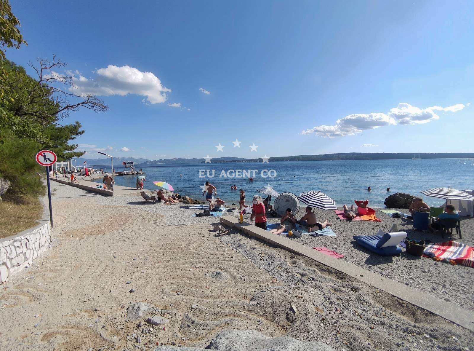 Beach facilities and surroundings at Plaza Pazdehova Dramalj in Milovana Muževića 144, Dramalj