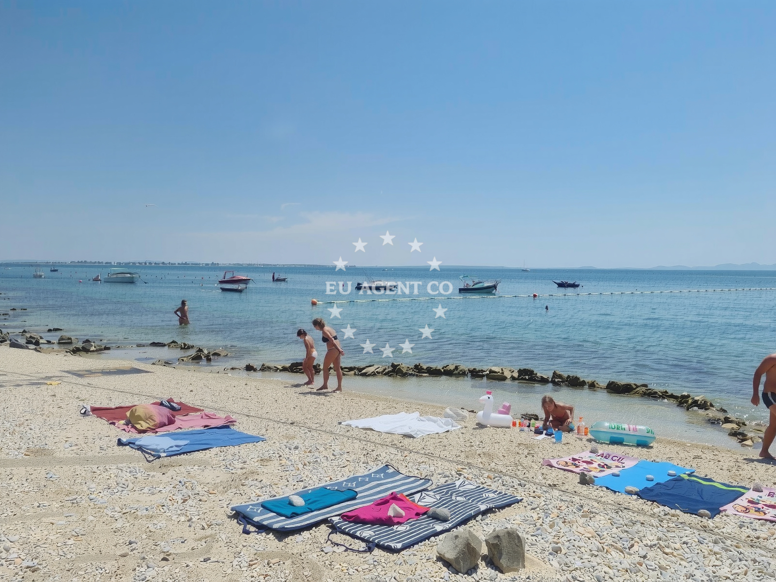 Beach facilities and surroundings at Plaza Pedinka in Pedinka VII, br.19, Vir