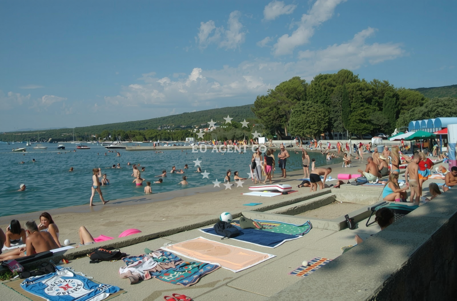 Beach facilities and surroundings at Plaza Pila in Buka ulica 15, Punat