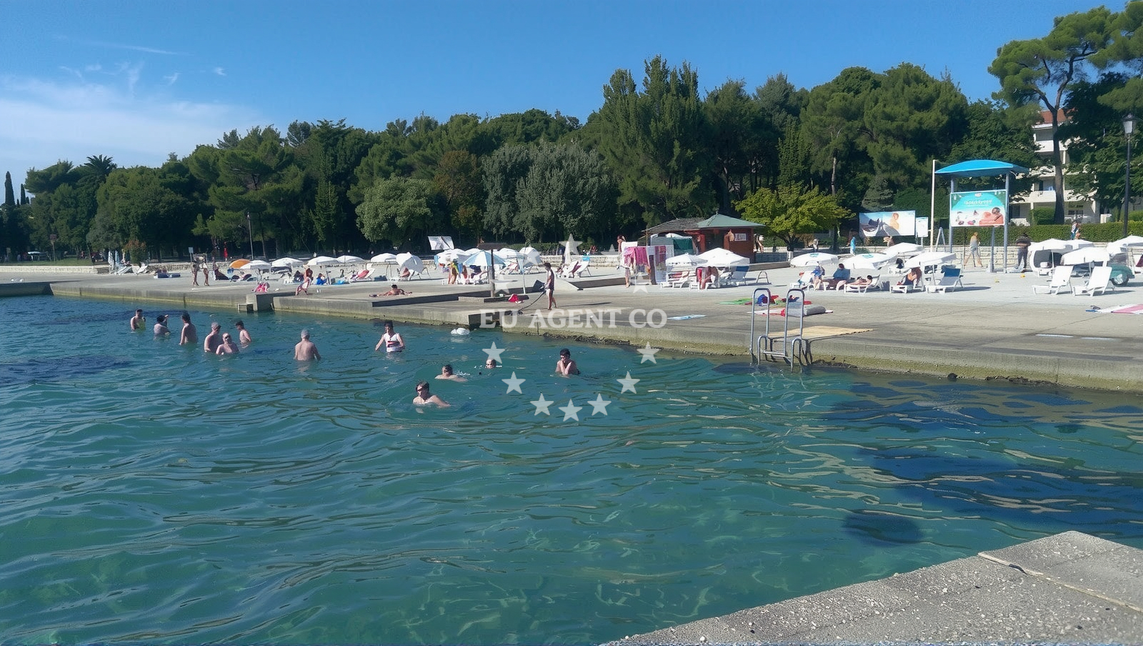 Shoreline and swimming area at Plaza Pine in 19 Ulica Stella Maris 1, Umag