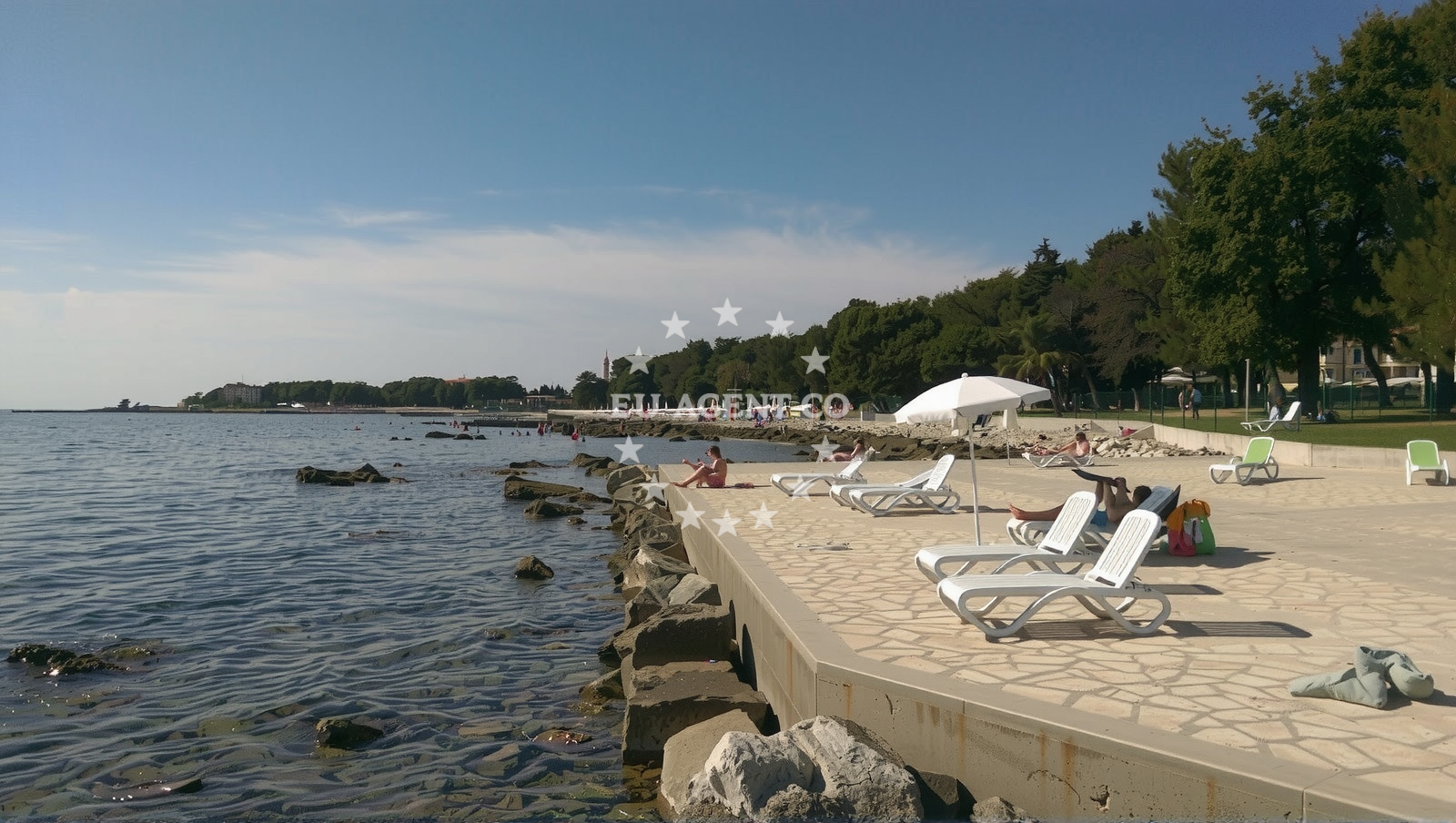 Beach facilities and surroundings at Plaza Pine in 19 Ulica Stella Maris 1, Umag