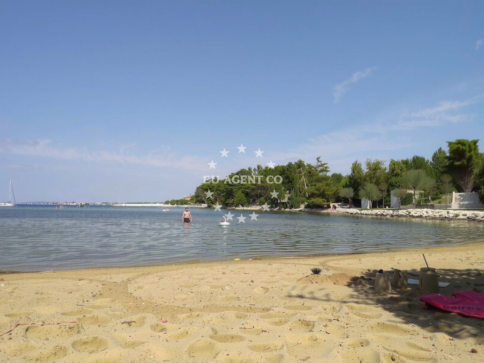 Beach facilities and surroundings at Plaza Plisa in Punta 3/20, Zaton