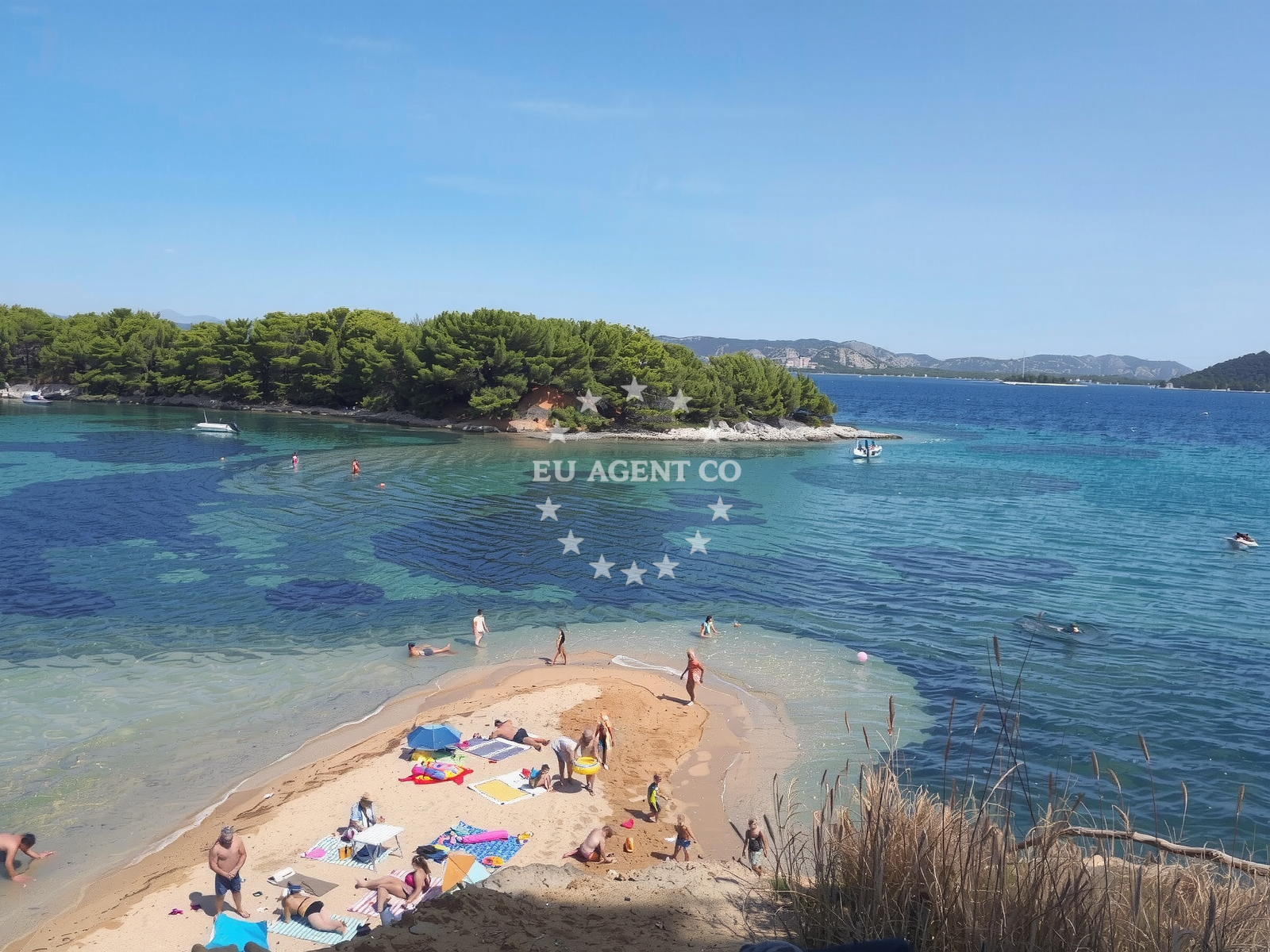 Shoreline and swimming area at Plaza Podbrizi in Drage, Uvala porat, Pakoštane