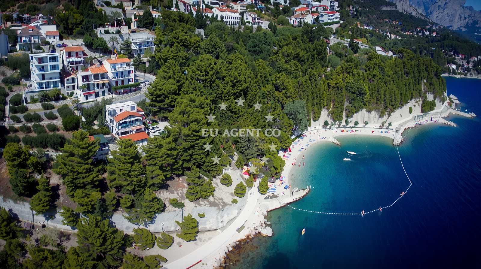 Shoreline and swimming area at Plaza Podcrkavlje in Jardula 28, Brela