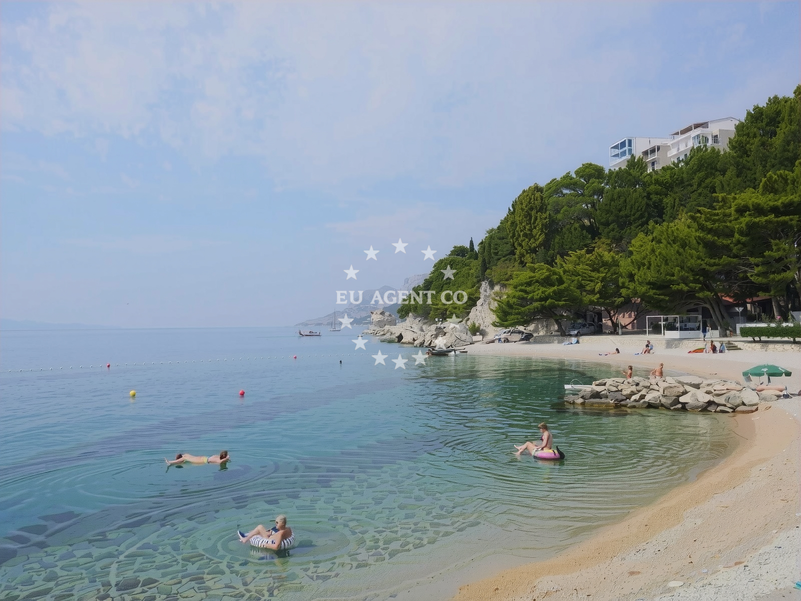Beach facilities and surroundings at Plaza Podcrkavlje in Jardula 28, Brela