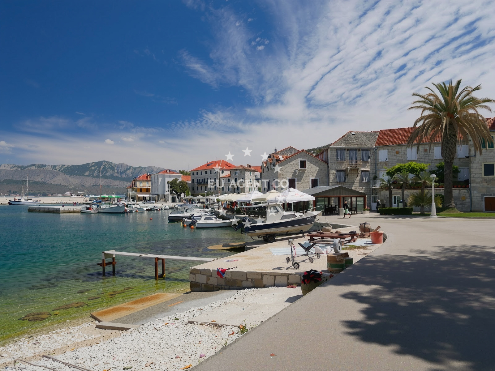 Beach facilities and surroundings at Plaza Porat in Polježice 3, Postira