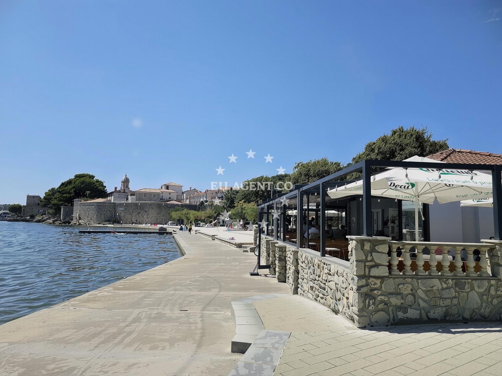Shoreline and swimming area at Plaza Portopisana in Narodnog preporoda 19, Krk