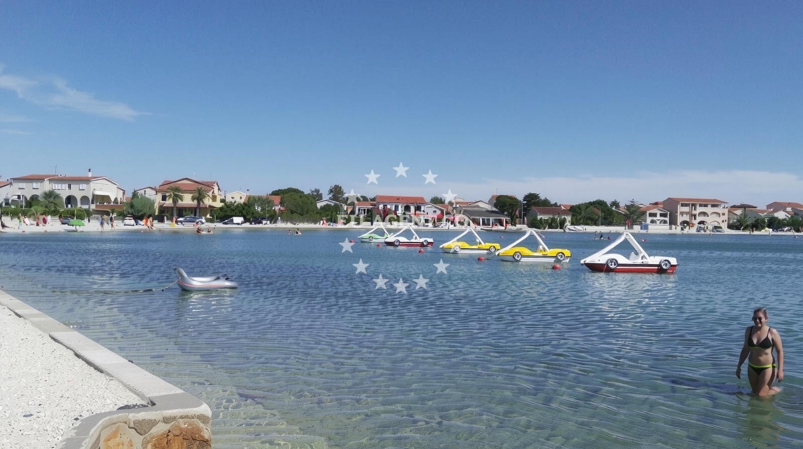 Beach facilities and surroundings at Plaza Prezida in Prezida XXXII/28, Vir