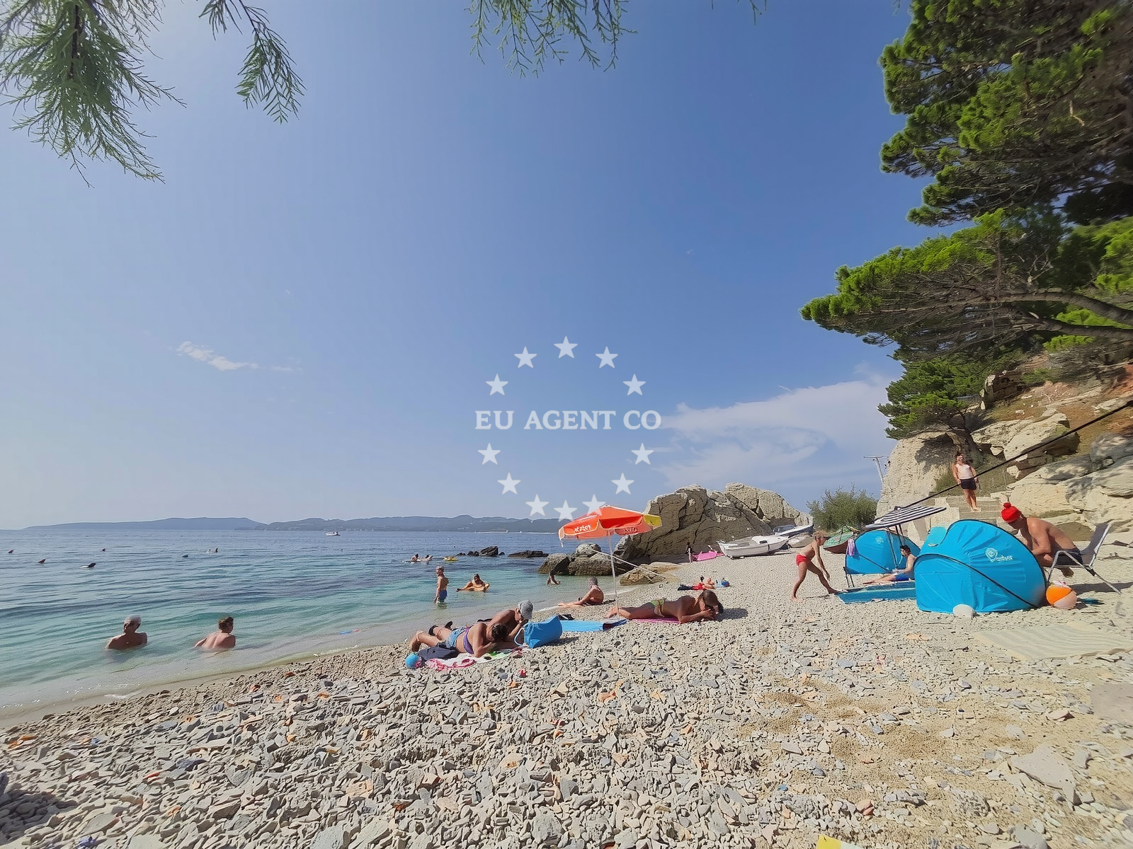 Beach facilities and surroundings at Plaza Punta in Punta 26, Marusici