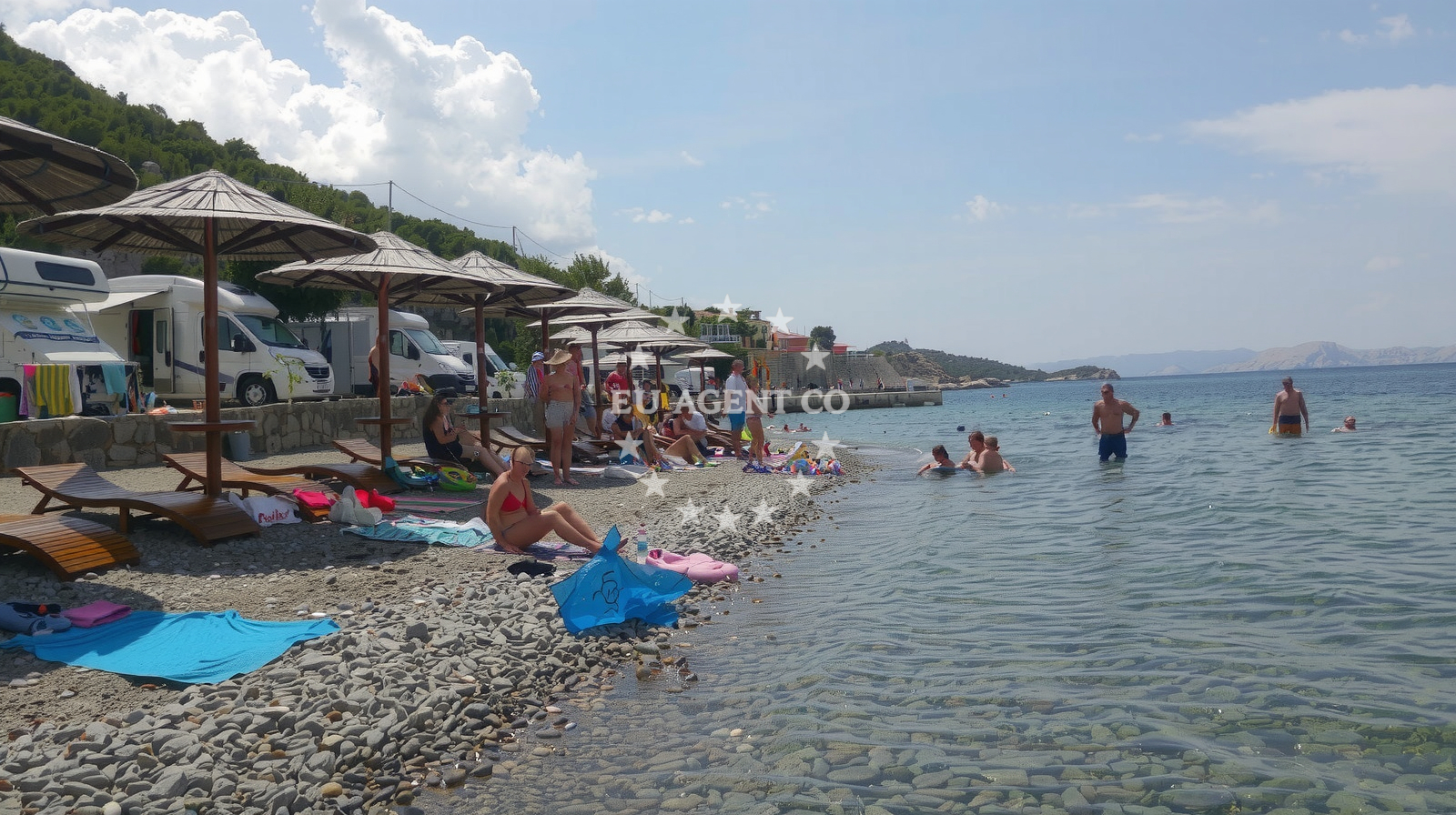 Beach facilities and surroundings at Plaza Raca in 53270 Camp Raca, Volarice