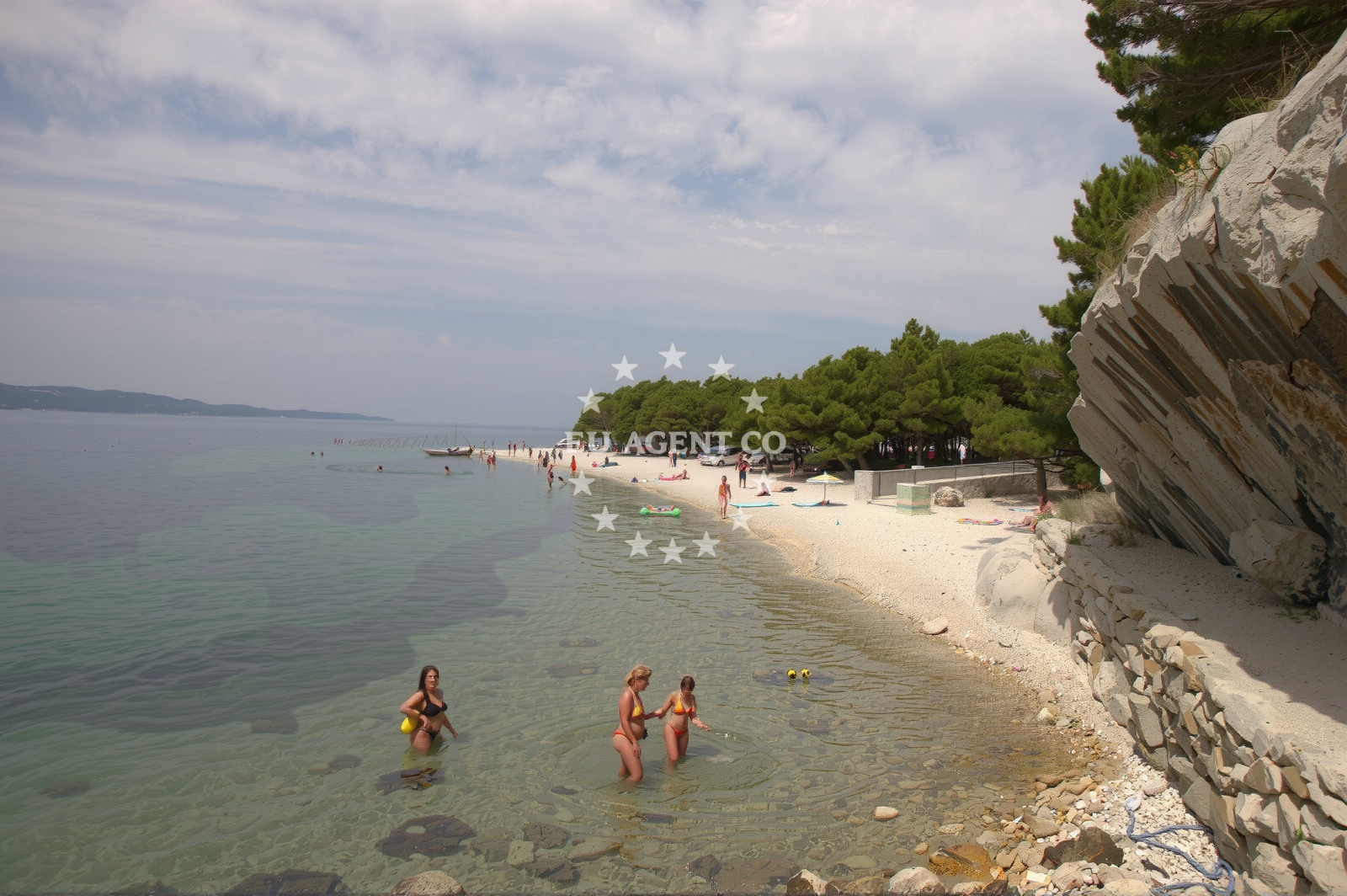 Beach facilities and surroundings at Plaza Ramova in 60a Krvavica, Krvavica