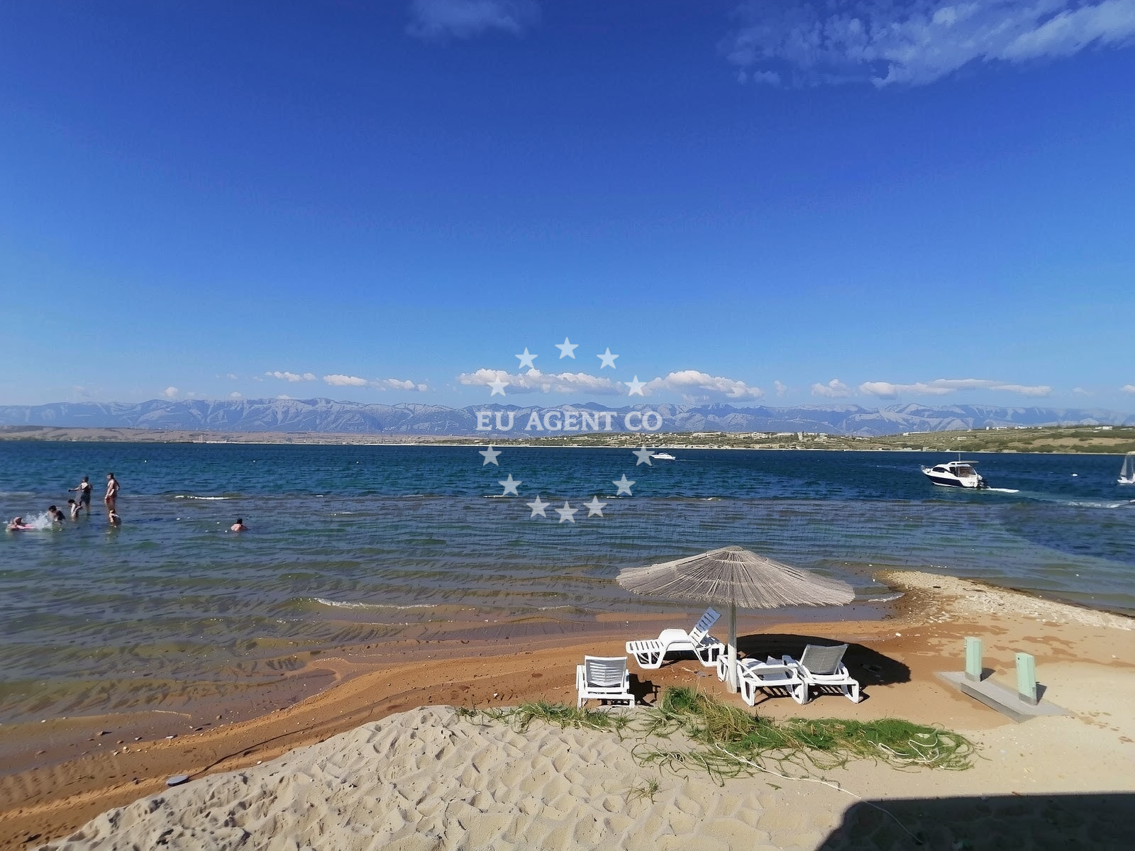 Beach facilities and surroundings at Plaza Ricina in 21 Ulica kneza Domagoja, Vrsi