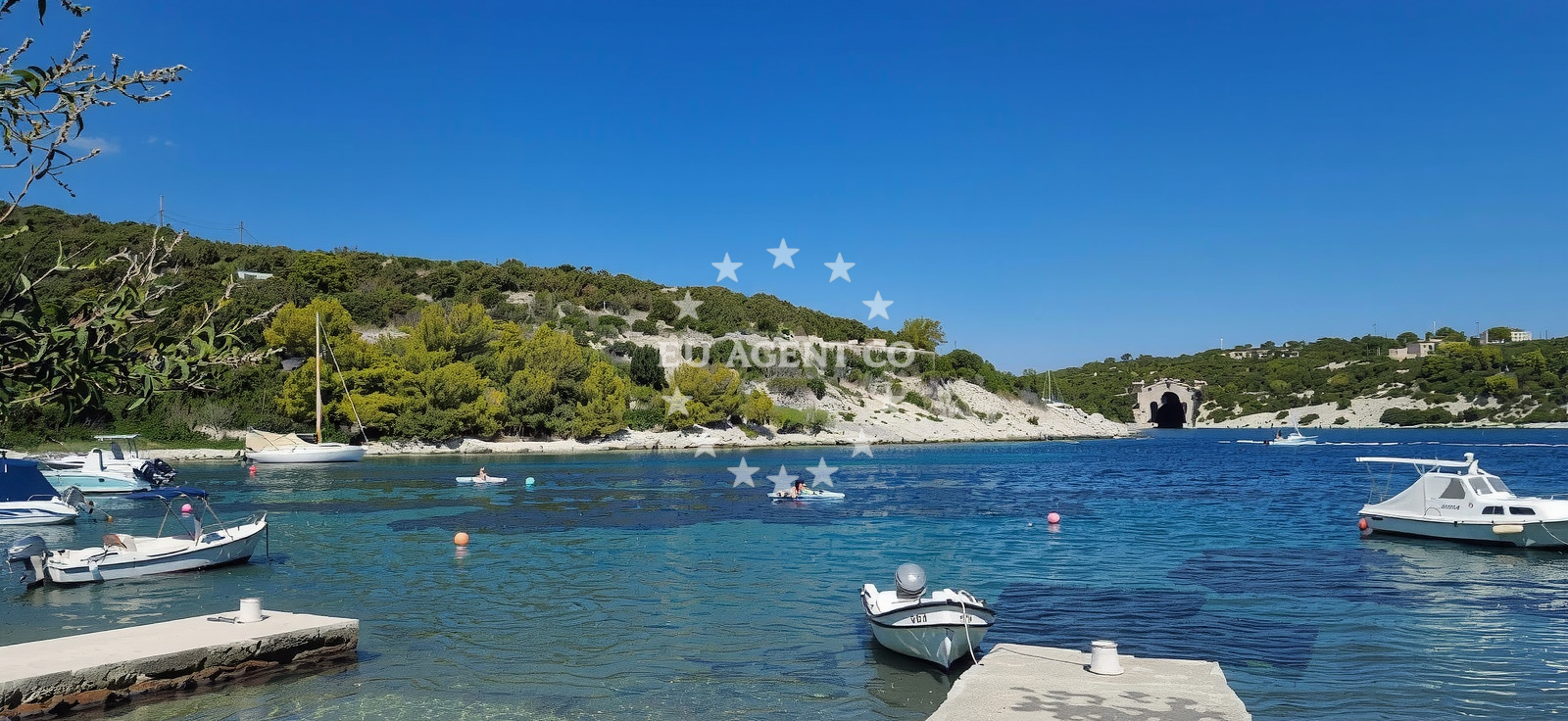 Beach facilities and surroundings at Plaza Rogacic in Parja bb, Uvala Parja, Vis