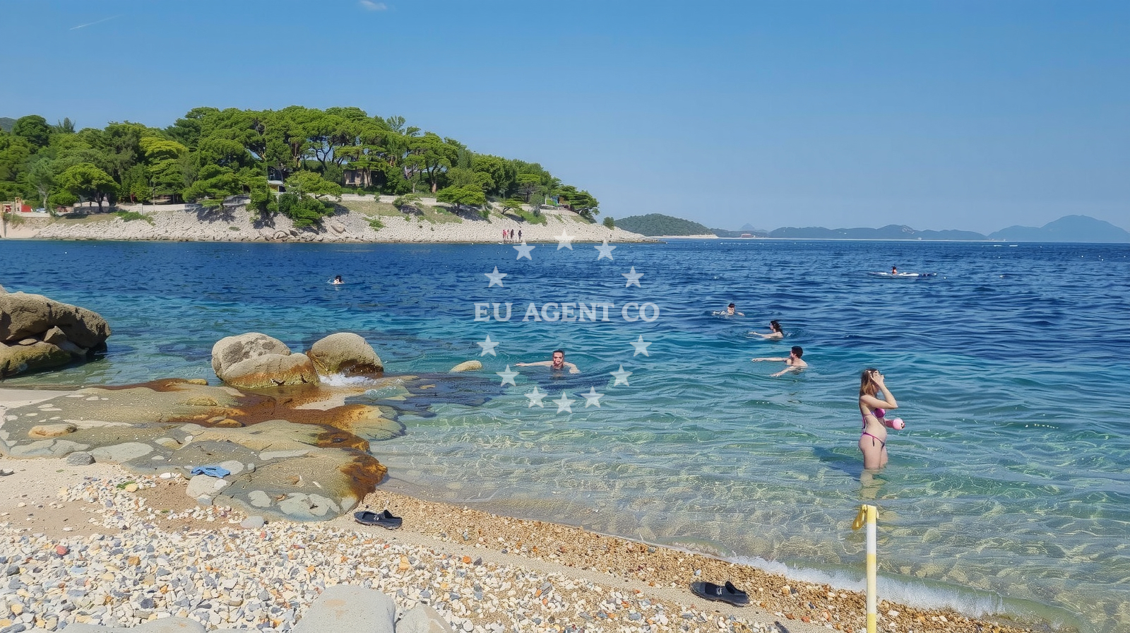 Beach facilities and surroundings at Plaza Rovenska in Ulica Rovenska 26, Veli Lošinj