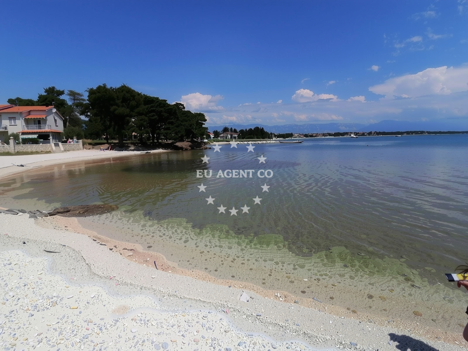 Beach facilities and surroundings at Plaza Sapavac in Ulica Setnica Jadro 63, Vir