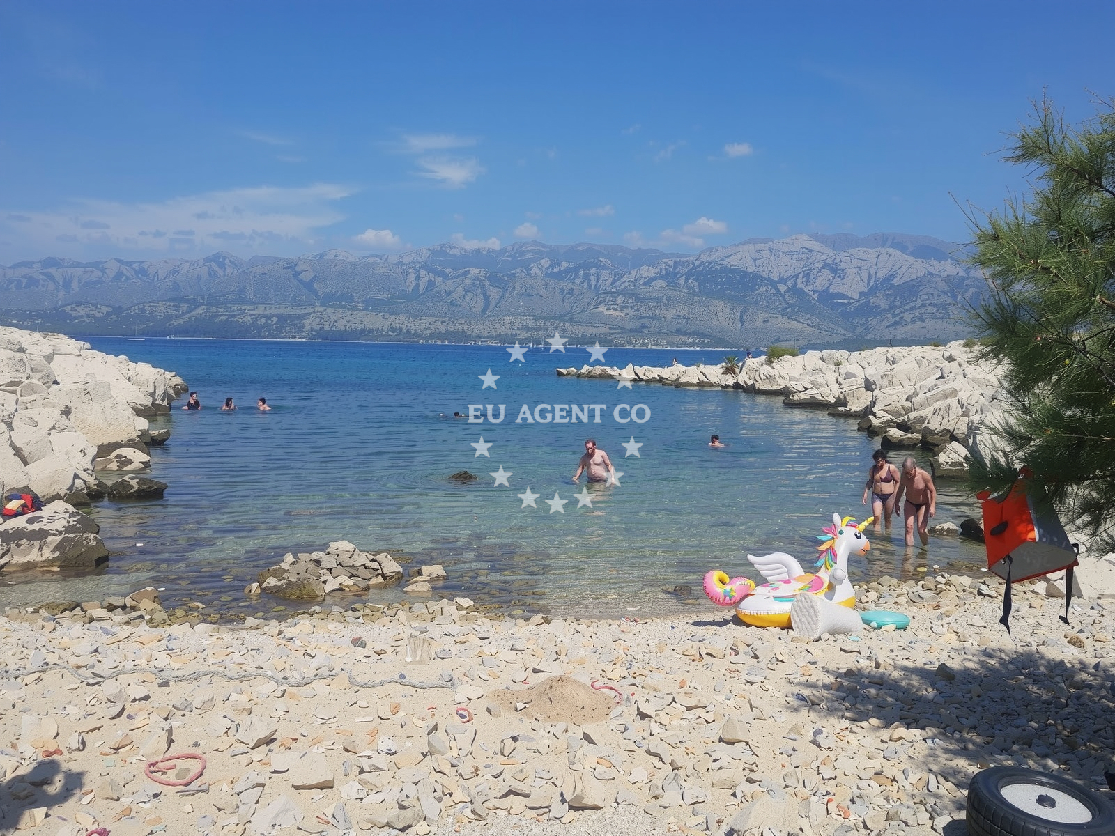 Beach facilities and surroundings at Plaza Smoljanica in 24, Stražica, Ražanac
