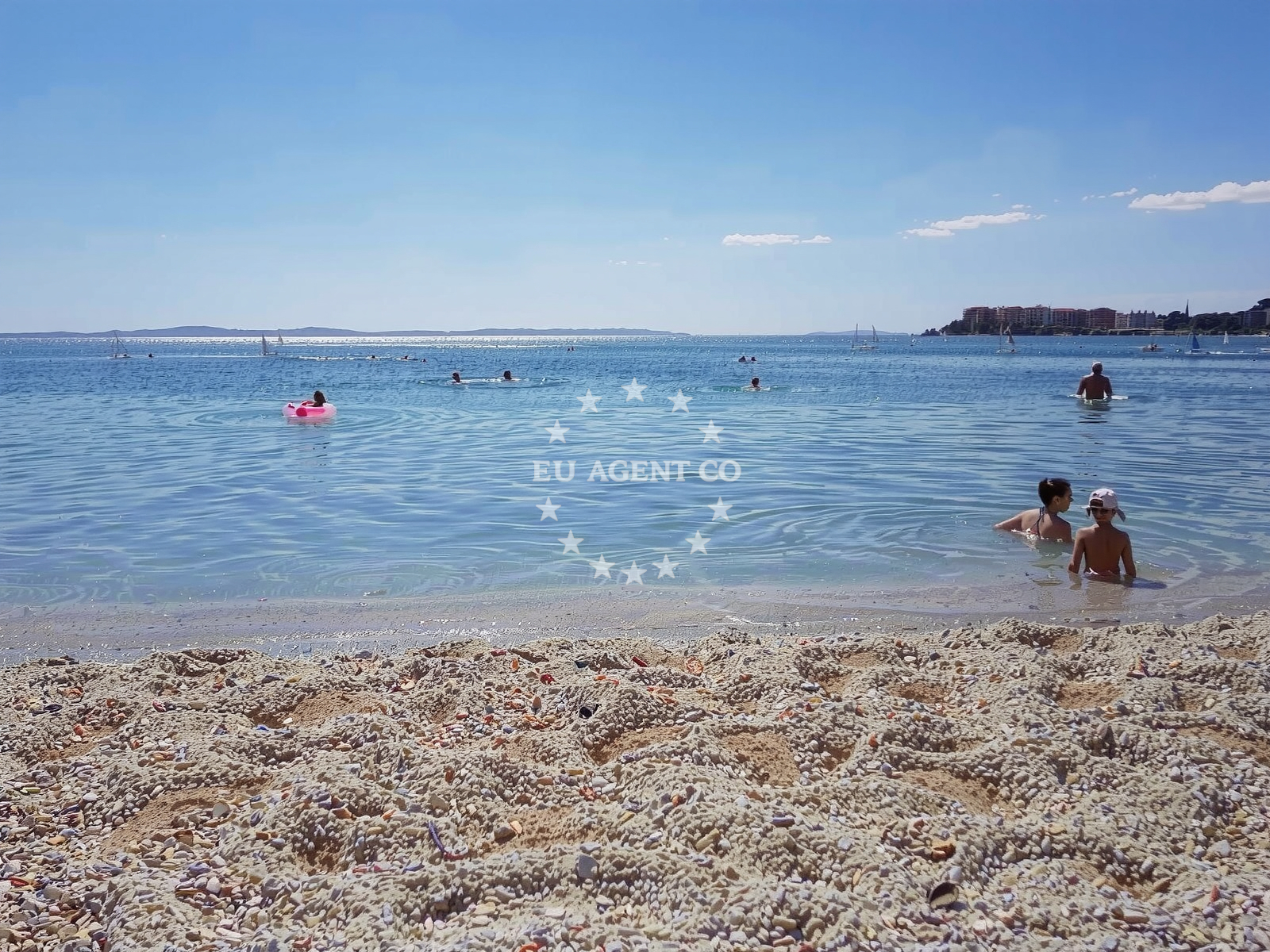 Shoreline and swimming area at Plaza Strozanac in Strožanačka cesta 2, Podstrana