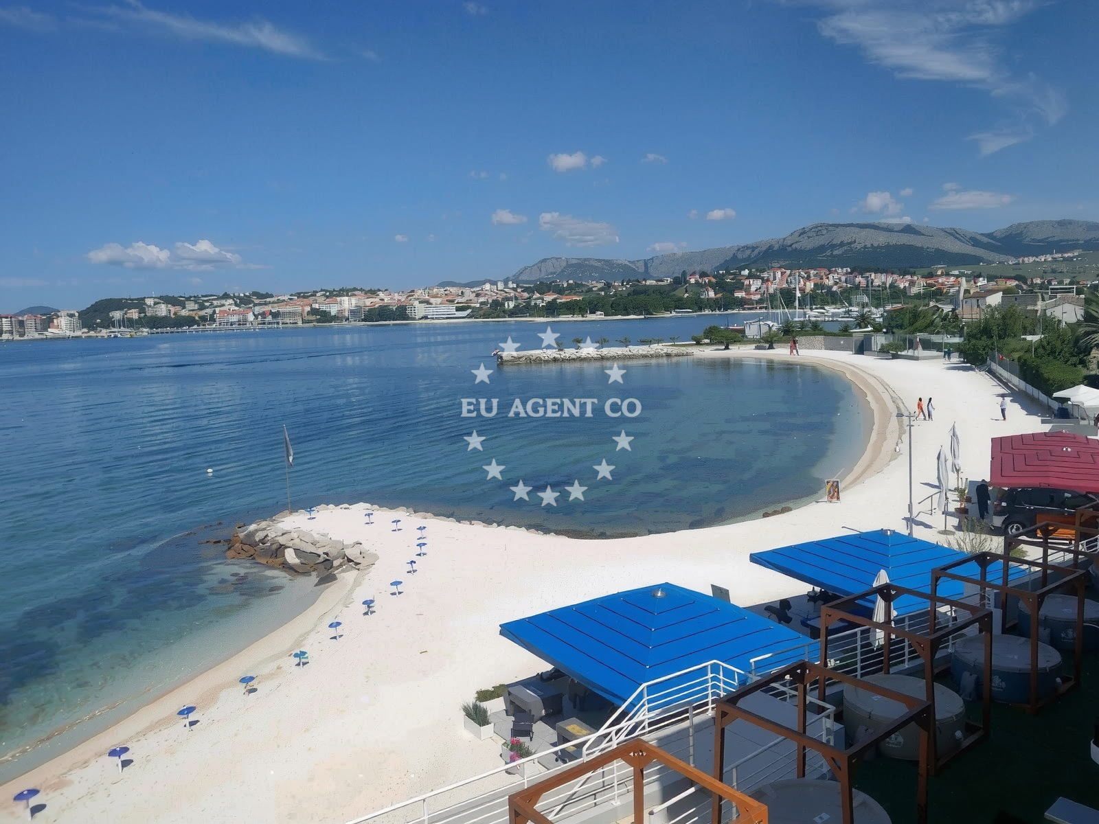 Beach facilities and surroundings at Plaza Strozanac in Strožanačka cesta 2, Podstrana