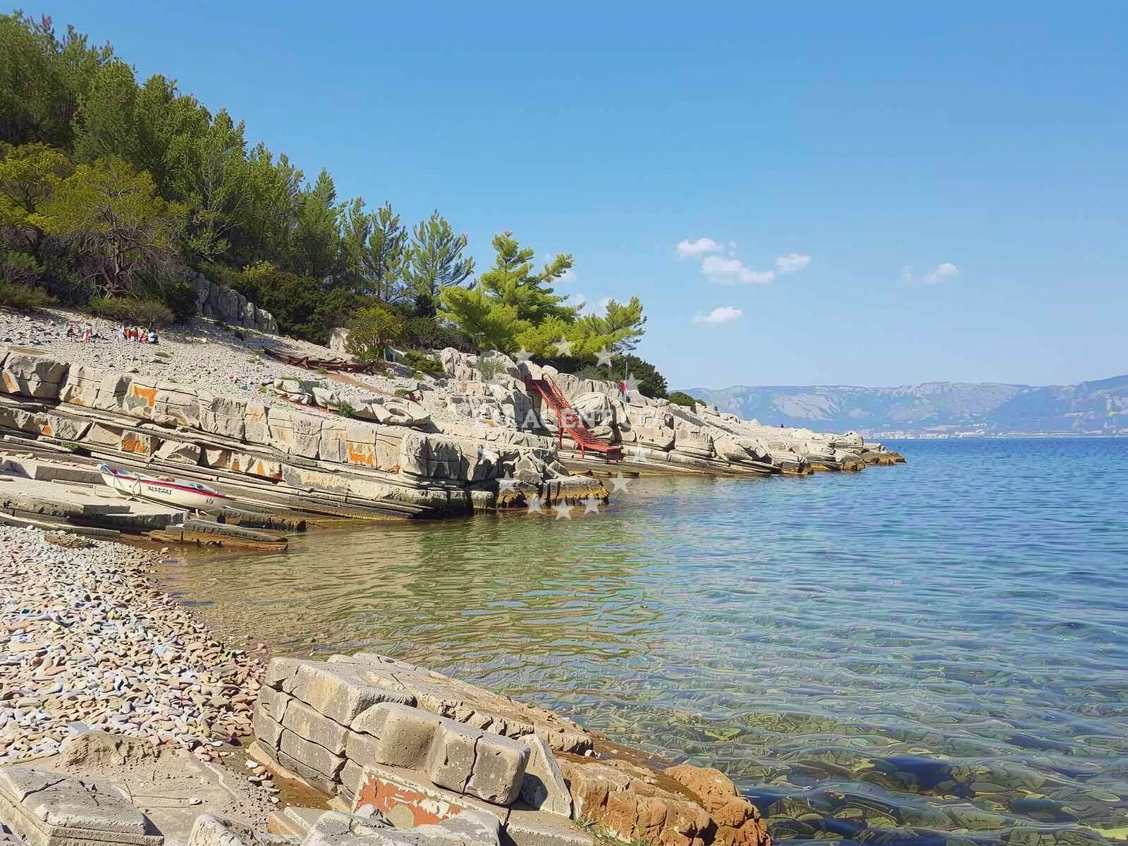 Shoreline and swimming area at Plaza Tusno in vrboska 48, Vrboska