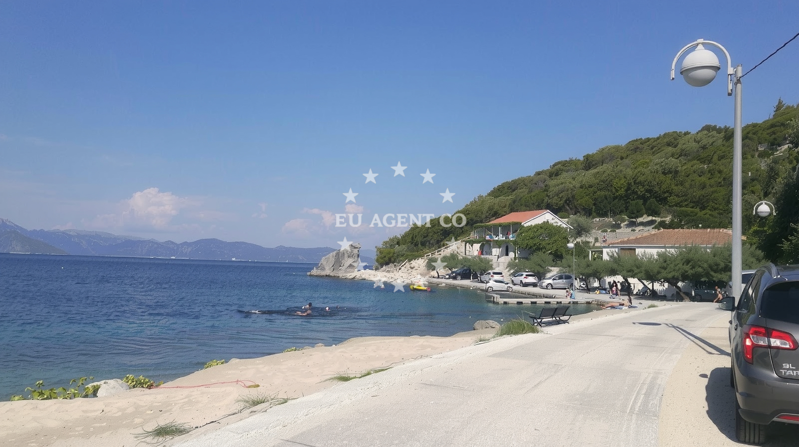 Beach facilities and surroundings at Plaza Velika Prapratna in Luka bb, Trpanj