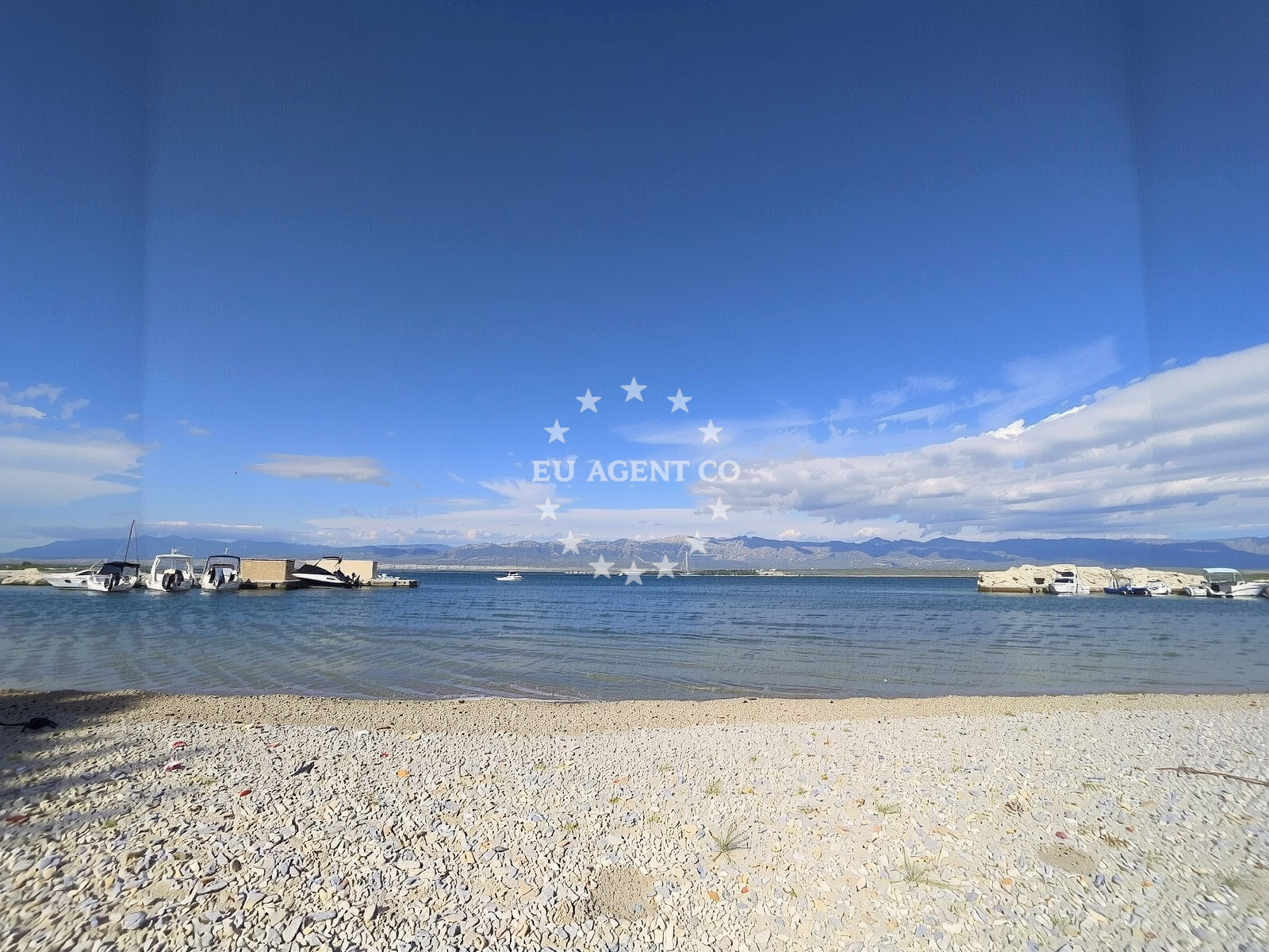 Beach facilities and surroundings at Plaza Velika Slatina in 21 Ulica Velika Slatina V, Vir