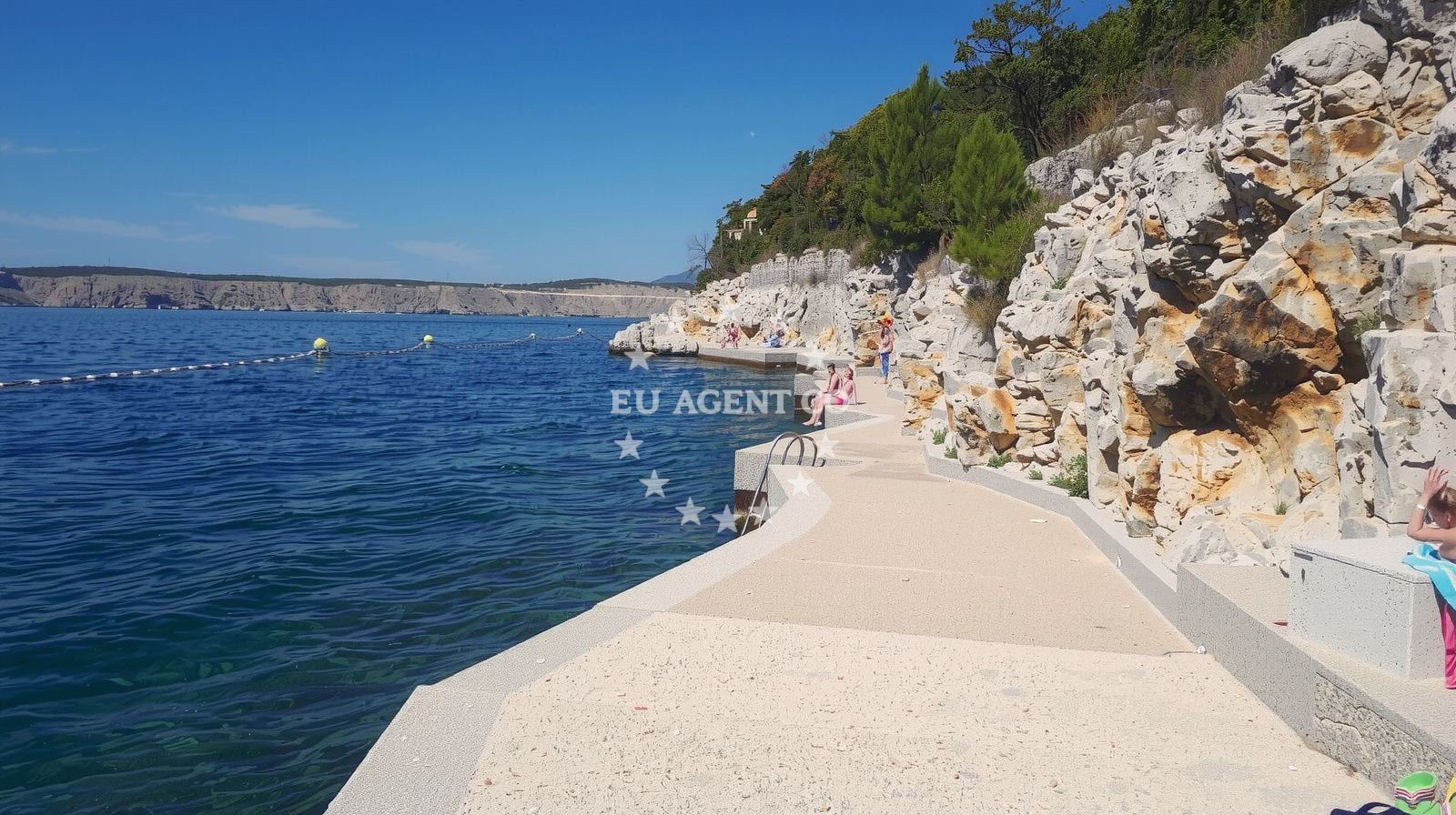 Beach facilities and surroundings at Plaza Vodna in Primorsko-goranske Divizije 38, Jadranovo