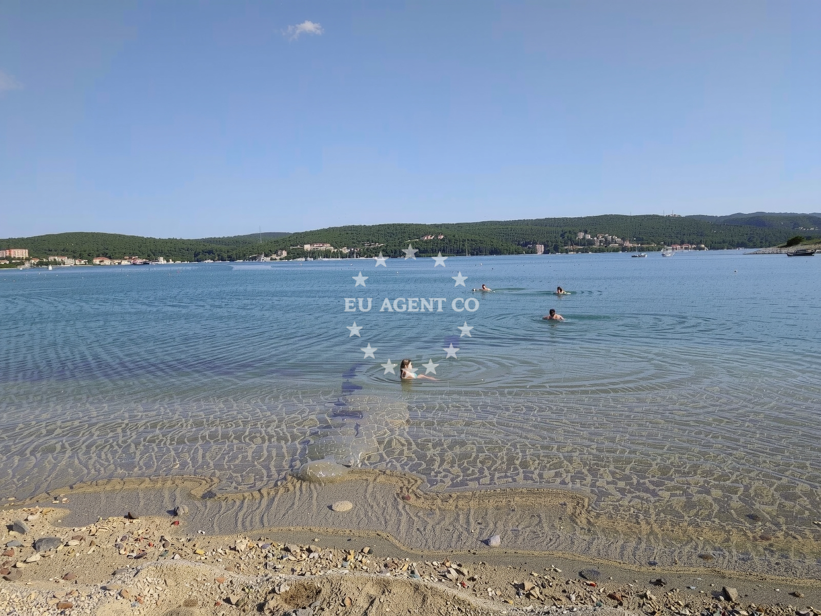 Beach facilities and surroundings at Plaza Za Pse in 434 Čižići, Čižići