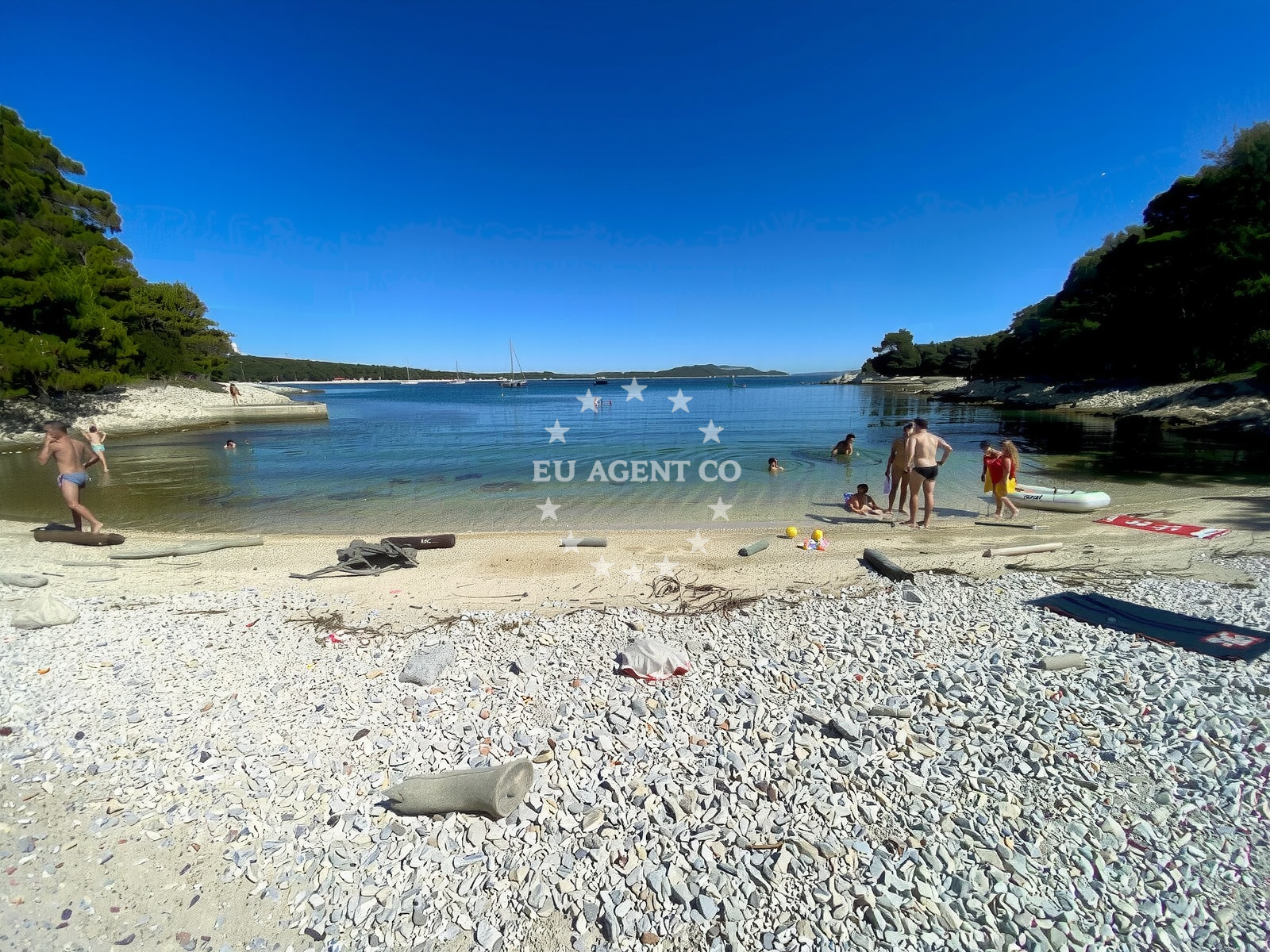 Sea and coastal view of Plaza Zabodarski in Zabodarski 2, Cunski