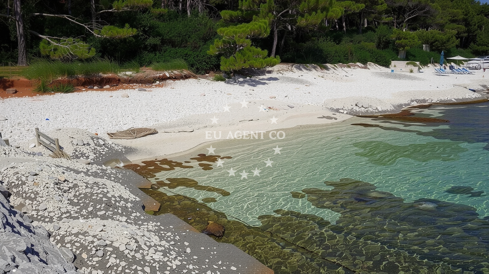 Beach facilities and surroundings at Plaza Zabodarski in Zabodarski 2, Cunski