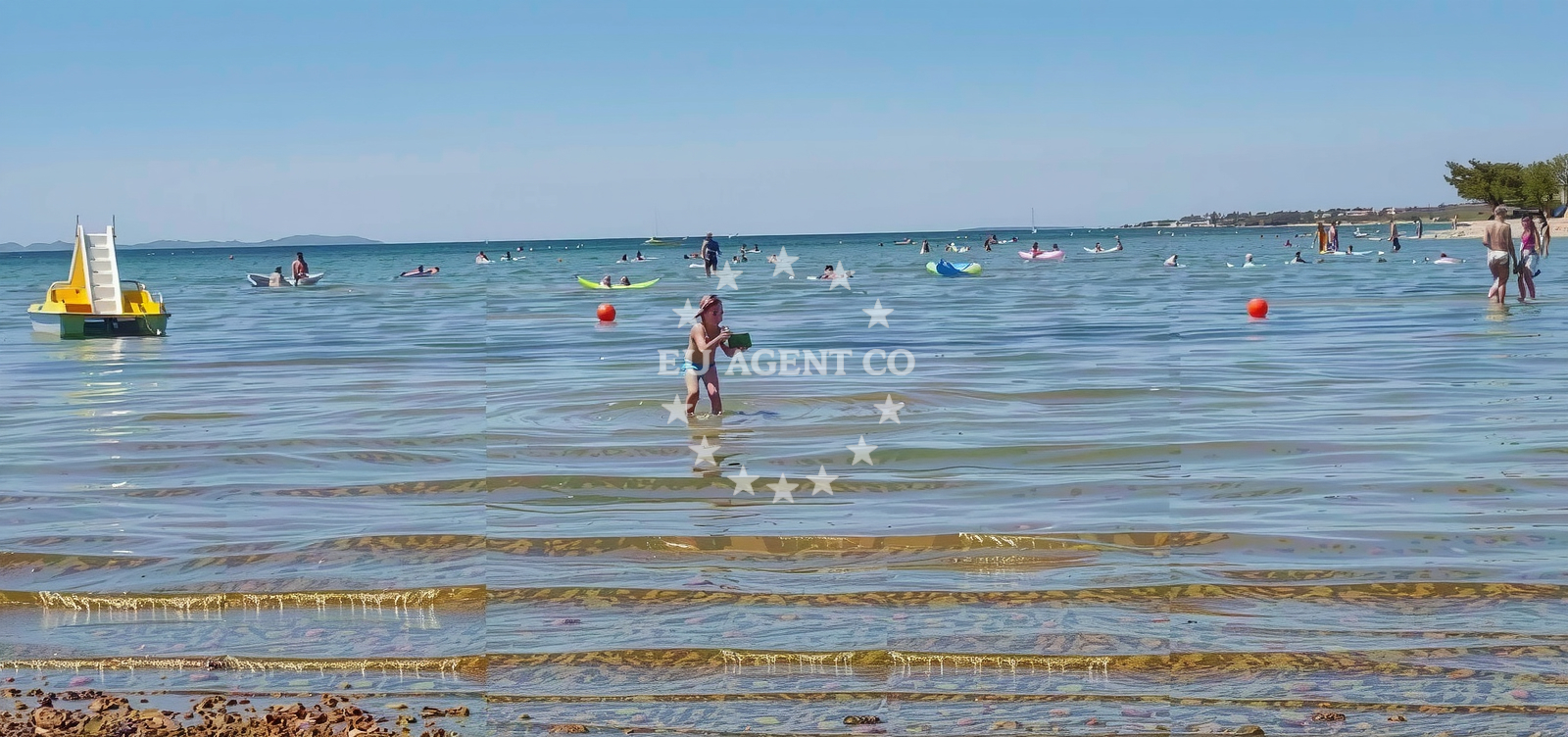 Sea and coastal view of Plaza Zaton in Ulica Zatonskih težaka 13, Zaton