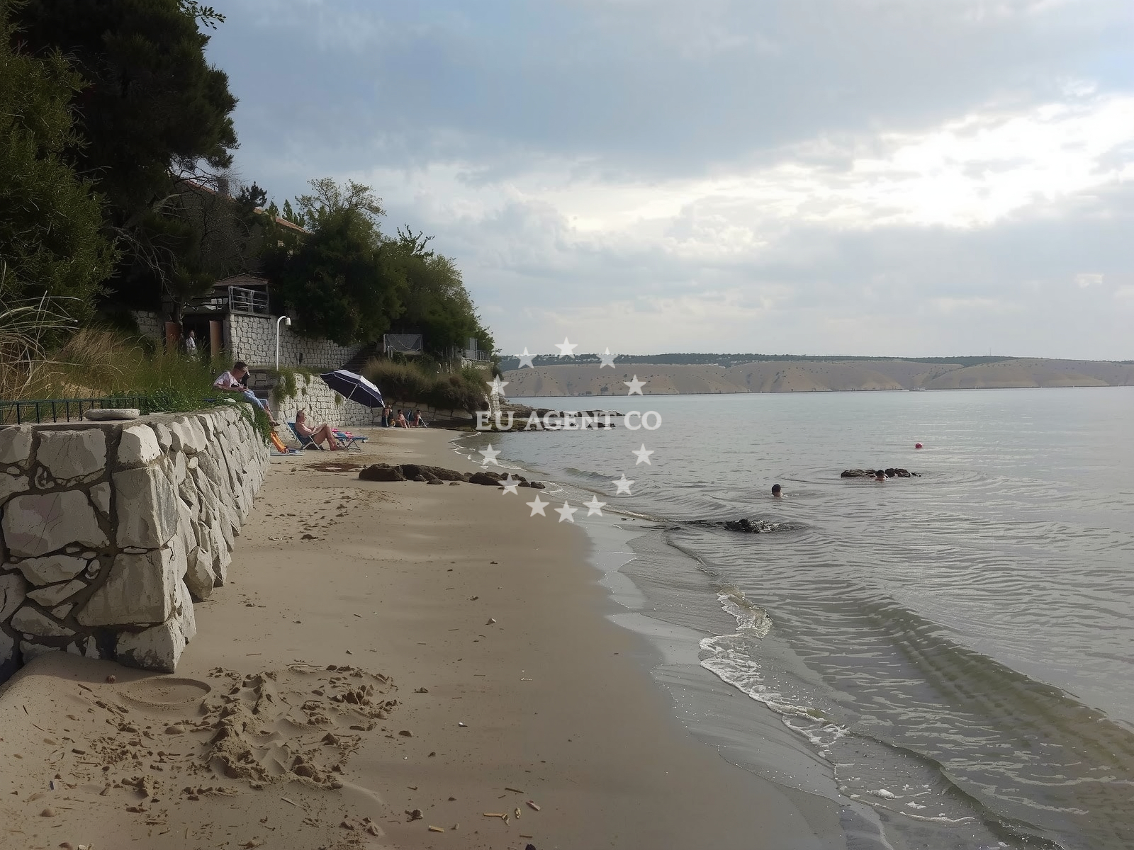 Beach facilities and surroundings at Plaza Zidine in Lopar 62, Lopar