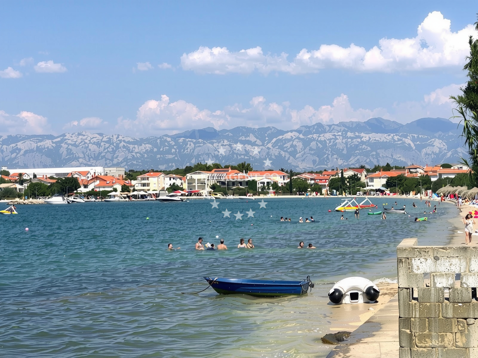 Beach facilities and surroundings at Plaza Zukve in Ulica Jurja Barakovića 35, Vrsi