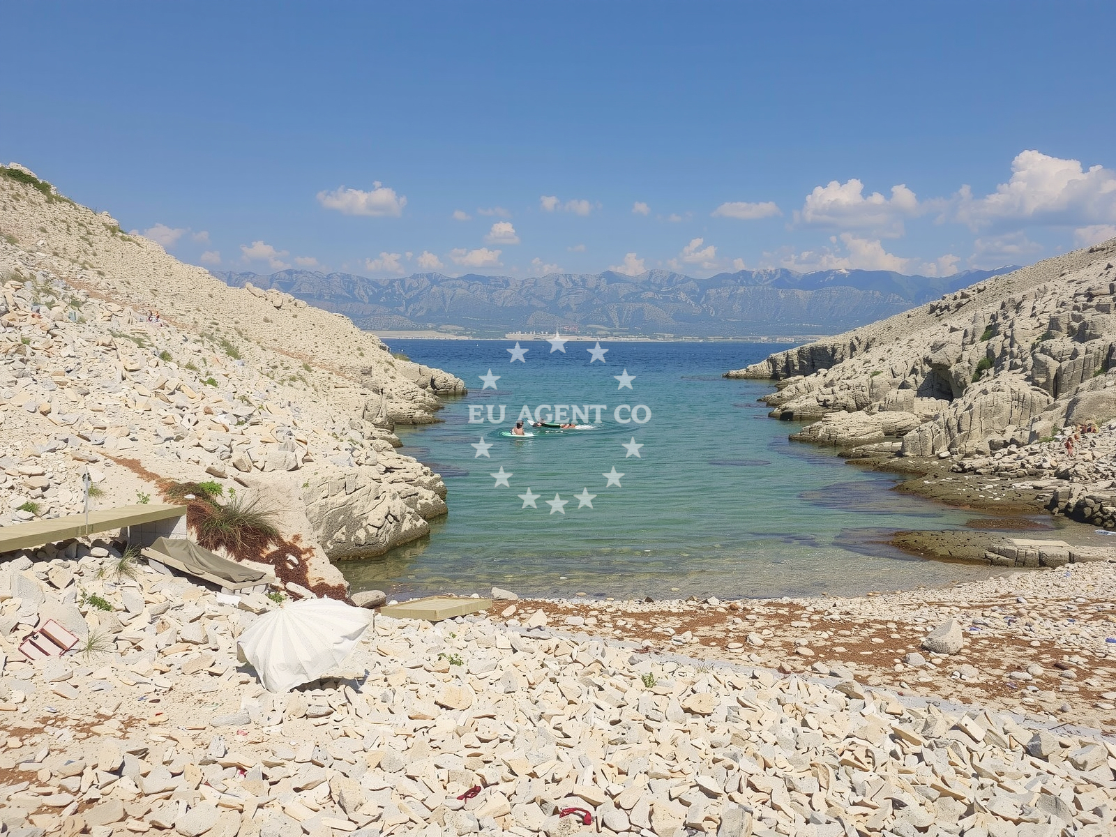 Beach facilities and surroundings at Plaza Zywiecka in Put Kuknice 8, Vrsi