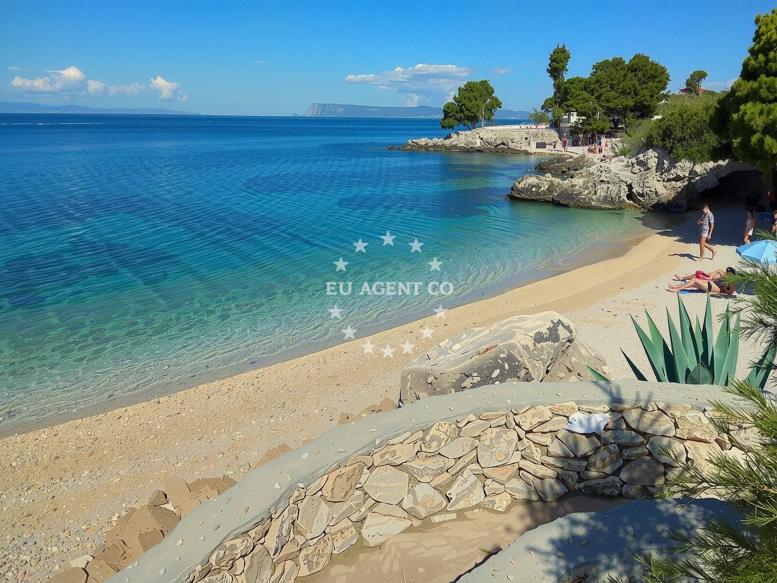Shoreline and swimming area at Plisivac beach in 3 Hvarska ulica 1. KAT, Podgora