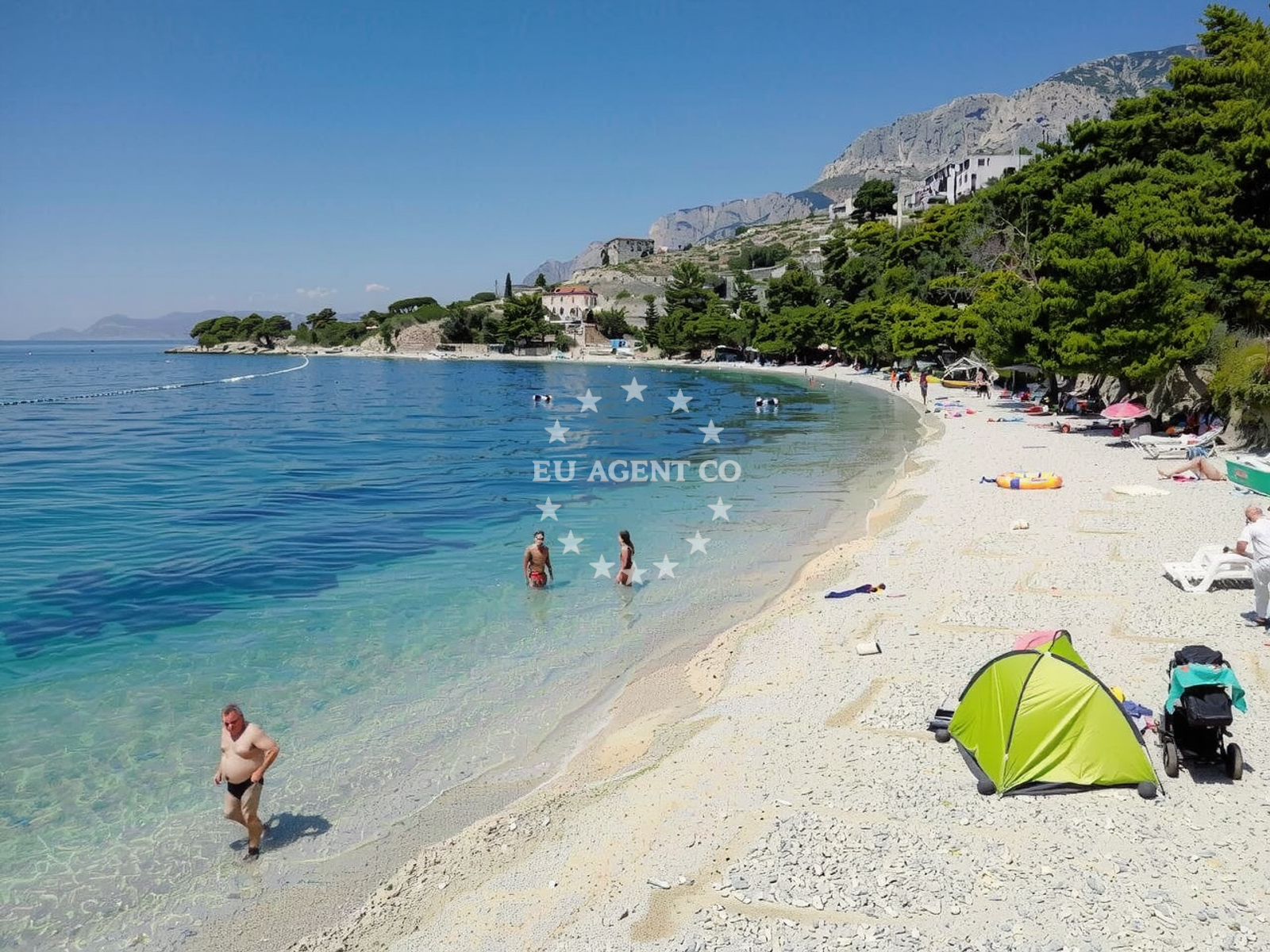 Beach facilities and surroundings at Plisivac beach in 3 Hvarska ulica 1. KAT, Podgora
