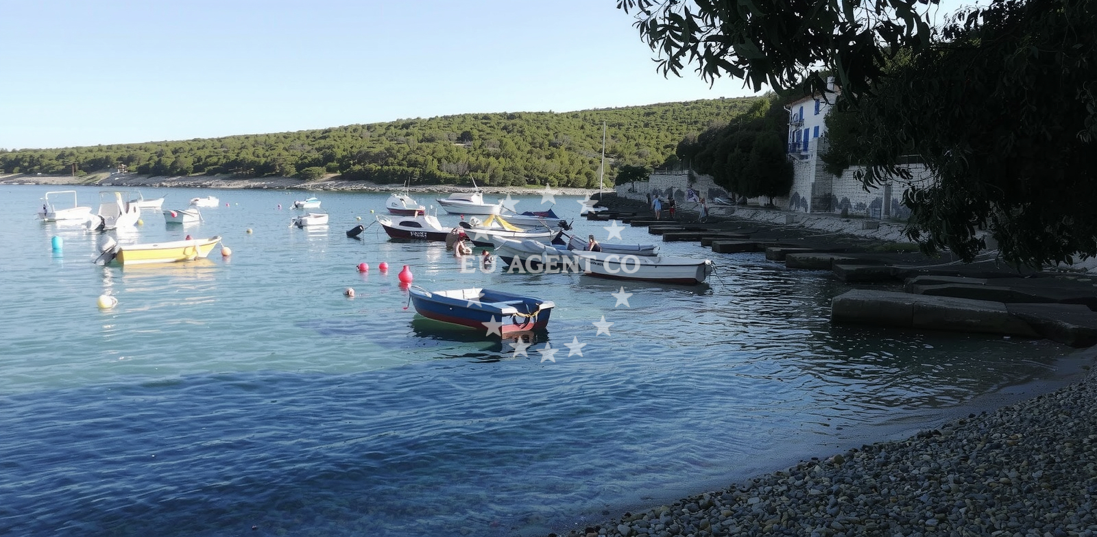 Beach facilities and surroundings at Plyazh Kosiritsa in 3b Kavran, Kavran