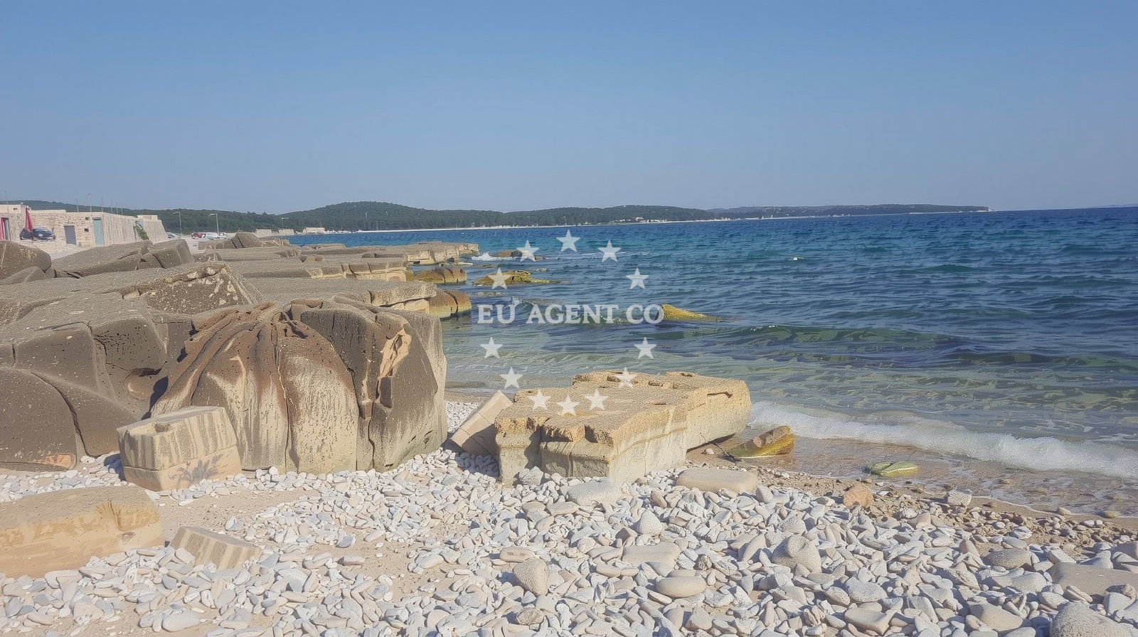 Shoreline and swimming area at Plyazh Pisulj in San Pol 1, Bale