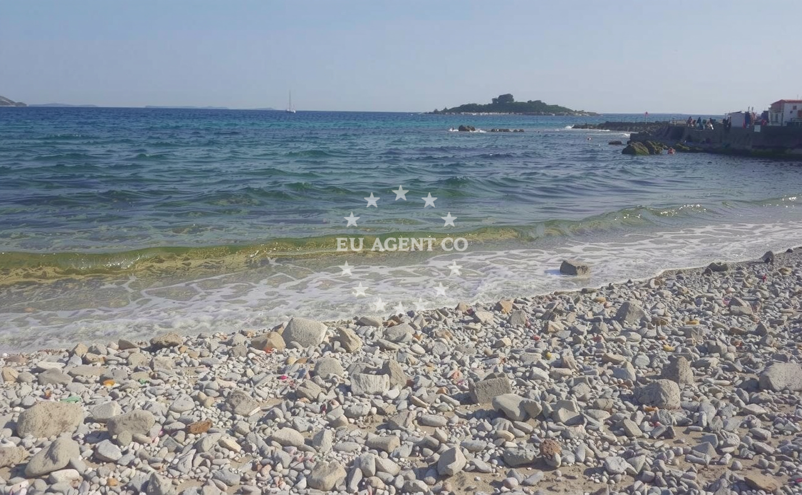 Beach facilities and surroundings at Plyazh Pisulj in San Pol 1, Bale