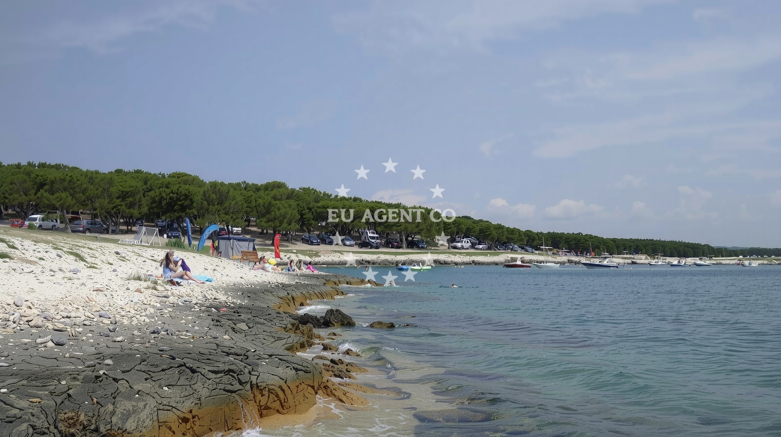 Beach facilities and surroundings at Plyazh Shkolich in Krše 56, Premantura