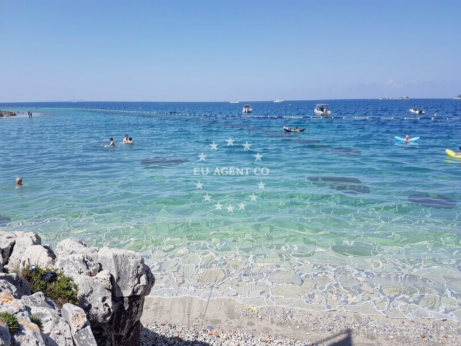 Beach facilities and surroundings at Plyazh Sv. Pavao in San Pol 1, Bale