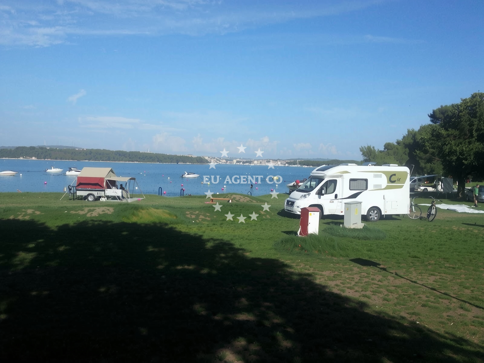 Beach facilities and surroundings at Plyazh Tashalera in Selo 15F, Premantura