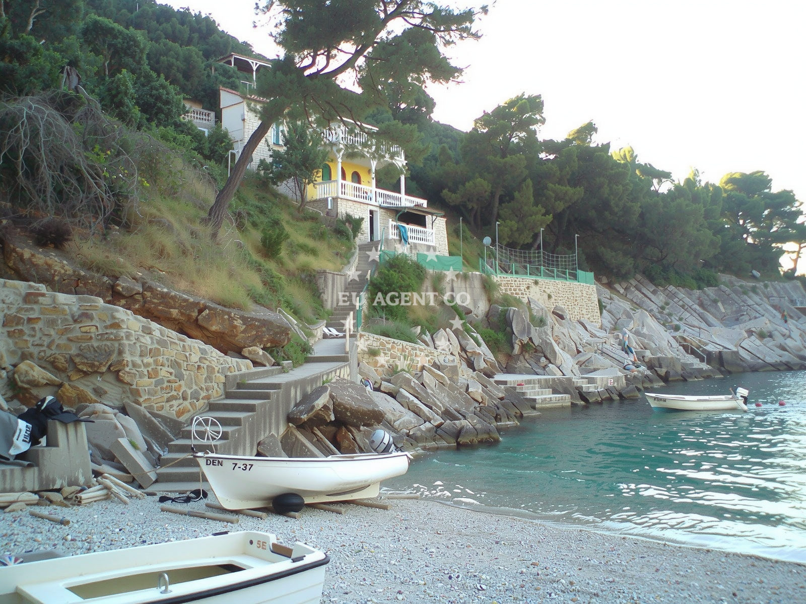 Beach facilities and surroundings at Pobij beach in Gdinj 230, Gdinj