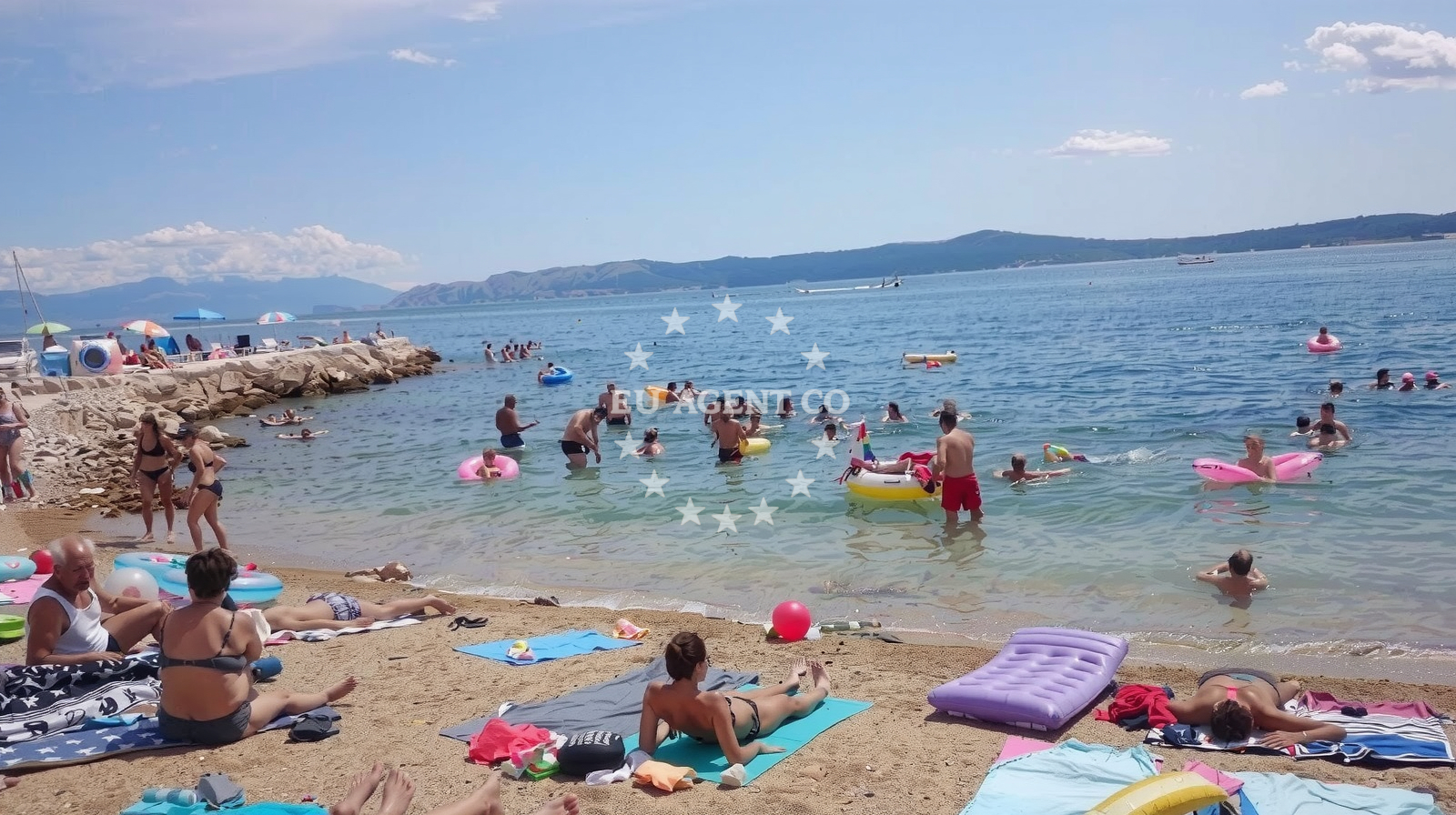 Sea and coastal view of Podvorska beach in Šetalište Vladimira Nazora 7, Crikvenica