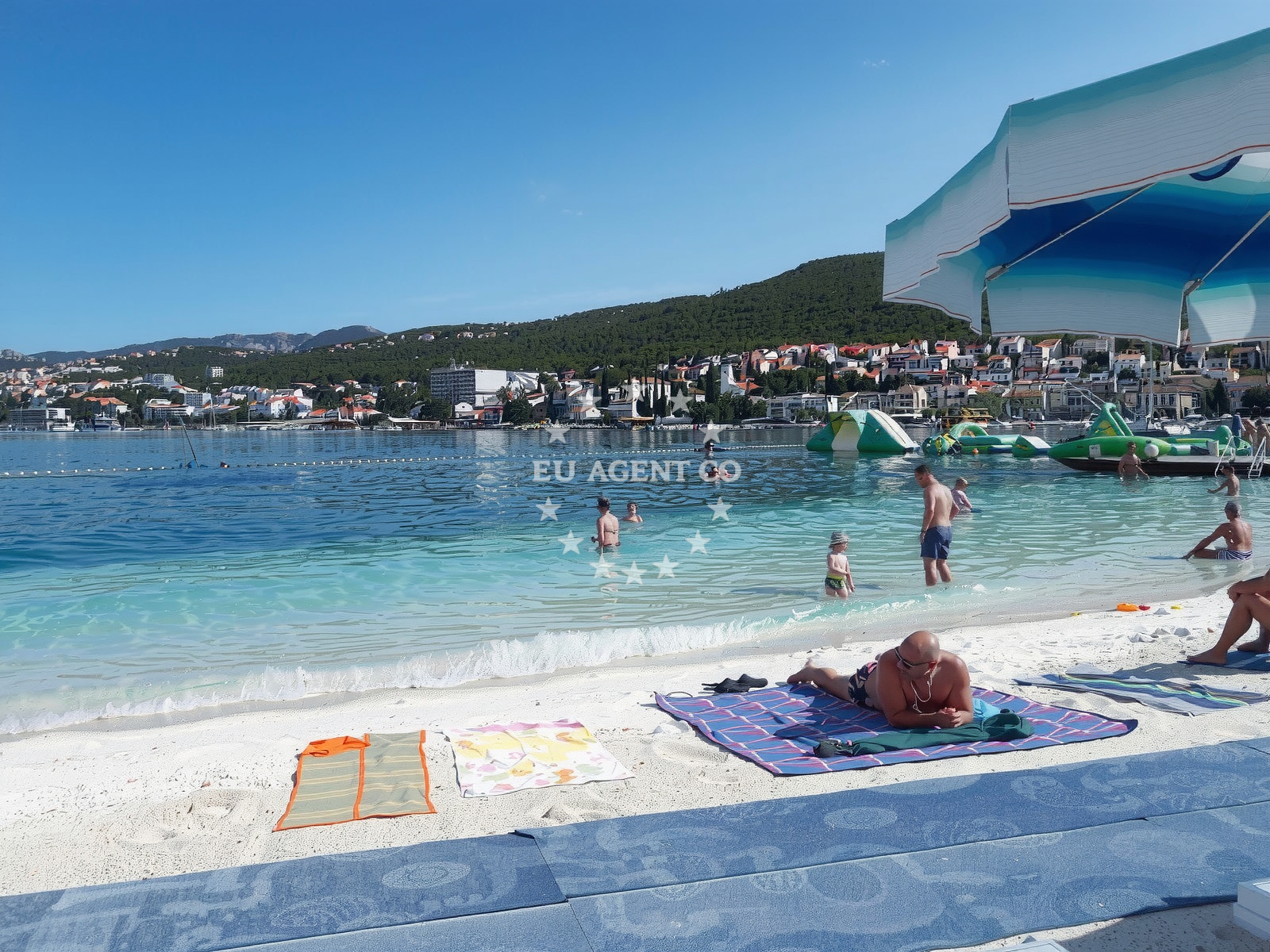 Beach facilities and surroundings at Poli Mora beach