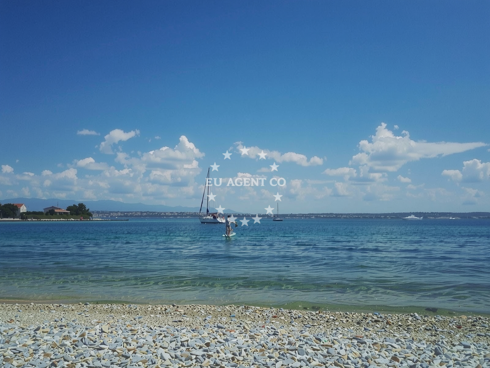 Beach facilities and surroundings at Poljana beach in Pantalonov prilaz 9, Poljana